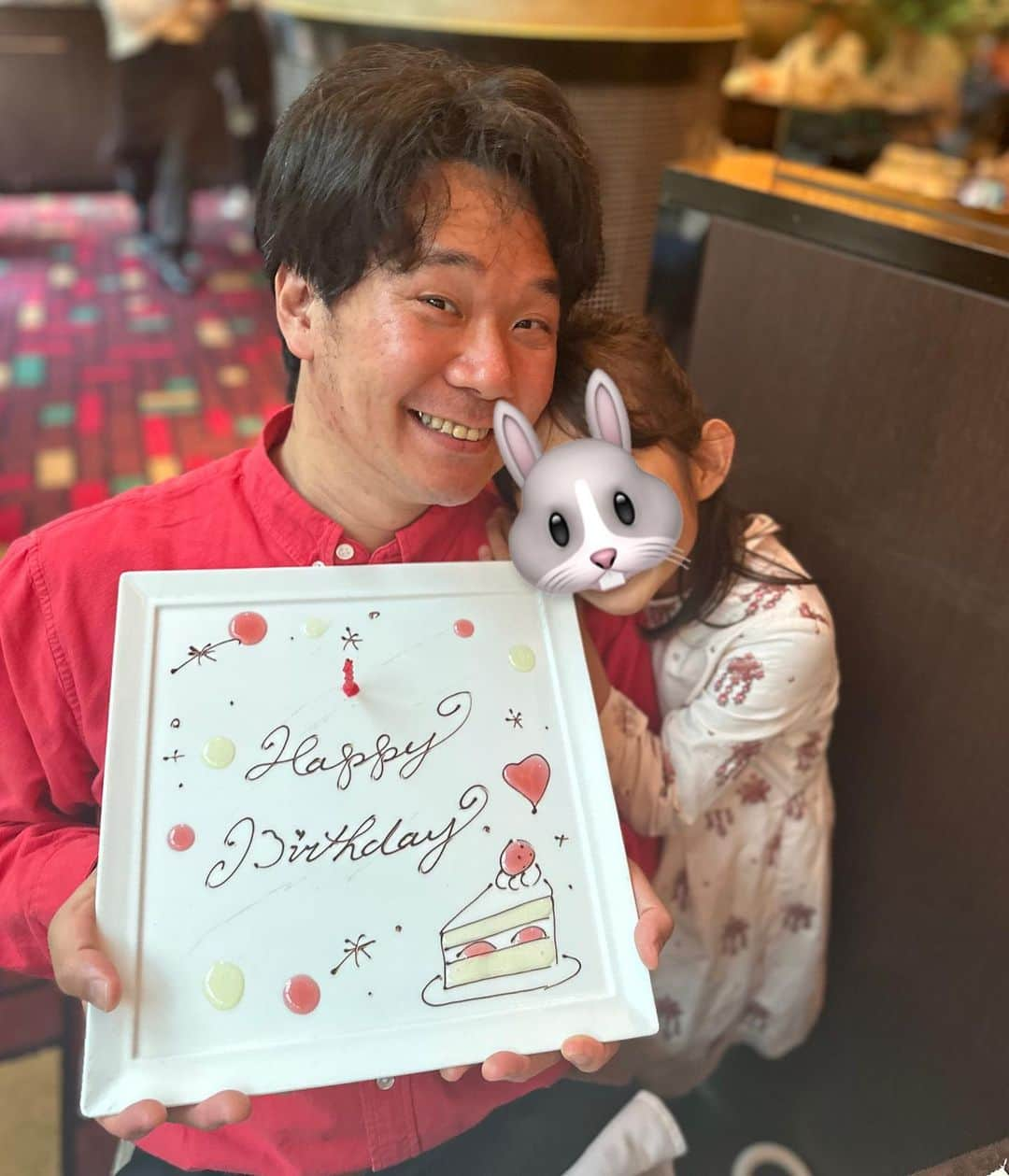 犬山紙子さんのインスタグラム写真 - (犬山紙子Instagram)「つるちゃん44歳の誕生日🎂 つるちゃんはビュッフェ大好きなのでウェスティンのビュッフェに行ってきました。 スイーツが美味しすぎた。  つるちゃん、なぜかパンを5個も食べて最終的に食べ過ぎで気持ち悪くなってて愛おしかった（最後の写真参照）  ガーデンプレイスではポーランドフェアをやっていて、ポーランドの絵本をもらえたり、ライブを見たり、ボディペイントしてもらったり。  ボディペイントでもパパ誕生日おめでとうって書いてもらえました。  #夫婦　#誕生日　#ウェスティンホテル東京 #ビュッフェランチ #恵比寿ガーデンプレイス」5月7日 20時53分 - inuyamakamiko