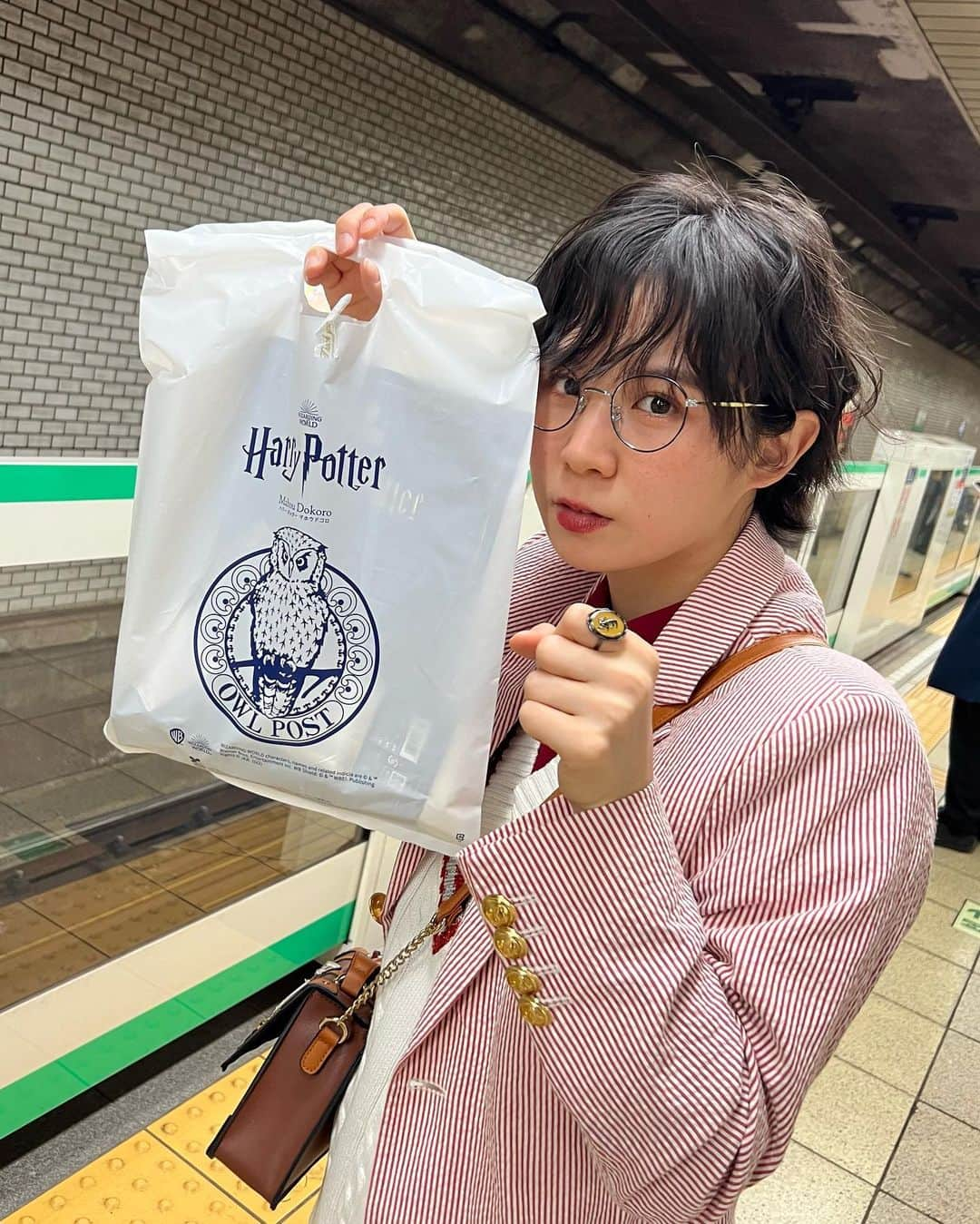 光永さんのインスタグラム写真 - (光永Instagram)「ヤジマリーと、舞台ハリーポッター観に行った日のコーデ🧙‍♀️🪄 グリフィンドールカラーでプレッピーにまとめました🤓🏫 いや〜どう考えても舞台おもろ過ぎたなぁ🫶🏻魔法実在❤️‍🔥❤️‍🔥❤️‍🔥 YouTubeにこの日のVLOG載せてるので、絶対観てね！✨ ㅤㅤㅤㅤㅤㅤㅤㅤㅤㅤㅤㅤ シャツ：#古着 ベスト：#dresscamp ジャケット：おさがり ブーツ：#jouetie バッグ：#harrypotter  指輪：#マホウドコロ ㅤㅤㅤㅤㅤㅤㅤㅤㅤㅤㅤㅤ #プレッピースタイル  #ハリーポッターコーデ #ハリーポッターと呪いの子 #ハリポタコーデ #ハリポタグッズ」5月7日 20時55分 - hinata_official__