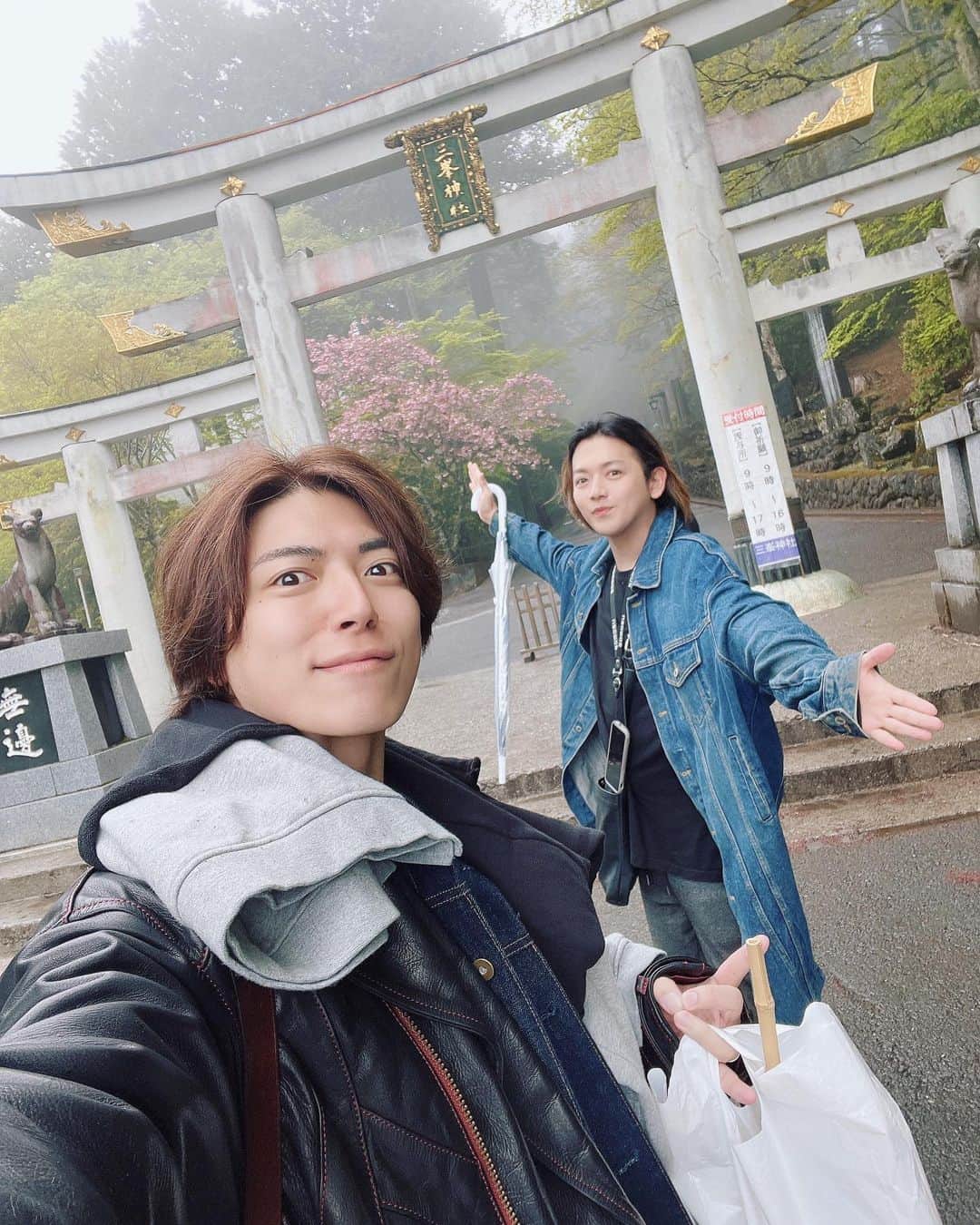 たくぽんのインスタグラム：「先日、たか兄と秩父の三峰神社⛩ に行ってきたよーっ🤣 凄い山奥で、秘地って感じだった！ 初めて参拝したんだけど 凄くパワーの溢れる所で たくさん気を貰ってきました🤣 ・ 御守りも買えた🥺 因みに青はなくて 赤にしました！！ マミーにはピンクを🤣 ・ 本当にこんな素敵なところに 誘ってくれてありがとうございます😭💙 来年の初詣で一緒に行きましょうね😆」