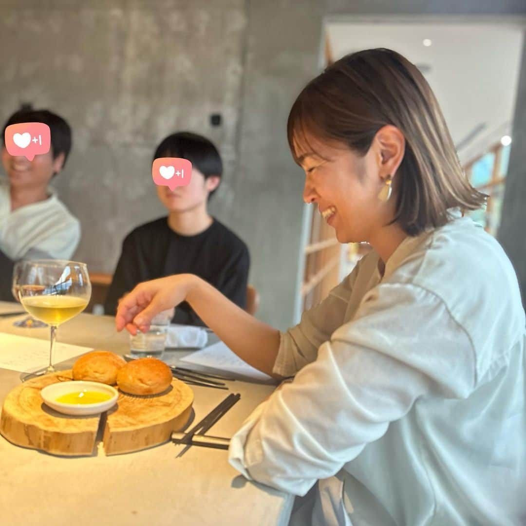 福吉 彩子さんのインスタグラム写真 - (福吉 彩子Instagram)「働くかあさんのお出かけコーデ 旅行に行く時はシワにならずに軽い素材が一番！今季の　@elura のカーゴパンツはすんごく優秀で、展示会では有名スタイリストさんも一押しされてましたよ〜カーゴだけど上品な大人見えです🤍 knit&pants #elura  ☆☆☆ 子供たちの成長に伴い、家族みんなの予定を合わせるのが困難になってきたけど、出来る限りは出かけよう！とやや強行気味に決めた今回の旅。長女が中学生になり、国内旅行もしっかり大人料金になったので、それなら大人旅を、と向かったのは　@hakonehonbako  以前は夫婦2人だけで来たけど、今回は家族全員が本を読んでまったりしたり、ゆっくり温泉に入ってパックしたり、カウンターイタリアンを静かに楽しめる年齢になったんだなぁとしみじみ。(夜は2人とも本箱に入って勉強、、👉8枚目) 子供の成長を寂しく感じてしまうこともあるのだけど、別の楽しみも増えるんだなあっていう発見がありました！ 　 新緑が美しい季節、近いのでまた気軽に行きたいな〜　帰りにアウトレット、というコースもファッションに興味を持ち始めた中学生には◎でした！ 仙石原でいった　@yamacho.udon  黒うどんも美味しかったな〜  ※箱根本箱は静かに過ごせる小学生高学年以降なら宿泊可能とのこと。また、以前は小さな子供okの宿泊日程を設けていたこともありました。詳しくはHP等をご参照ください  #ワーママ #ワーママコーデ #働くかあさん  #プチプラコーデ  #アラフォーファッション  #Domani #雑誌ドマーニ #domanist  #箱根 #箱根旅行 #箱根本箱」5月7日 20時57分 - fuku44aya