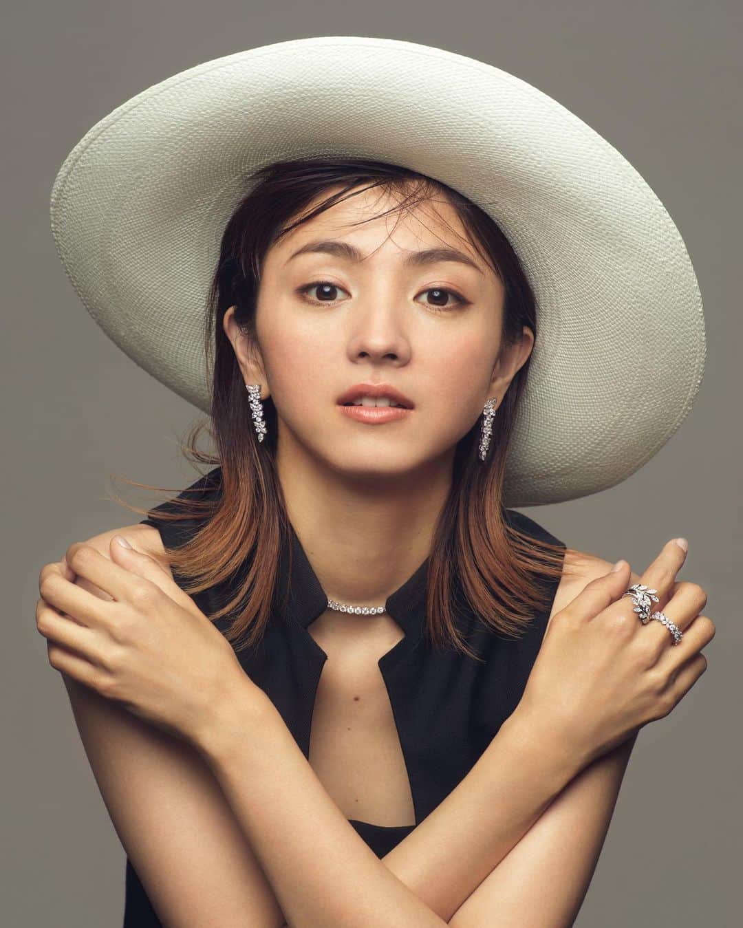 長山一樹のインスタグラム：「満島さん自らコンサバという新たな場所での挑戦。以前僕が妹のみなみさんを撮影した写真を気に入って覚えてくださり、今回撮影する機会に巡り合いました。満島さんは、微かな表情や、ポージングの見え方を、その媒体の中でどう表現するか真剣に向き合ってくださり、終始軟らかくもピンとした緊張感の中撮影することができました。素敵なページになっています。  VERY NAVY最新号Tiffanyのページにて満島ひかりさんを撮影させていただきました。  @verynavy_official  @tiffanyandco  Model @hikarimitsushima  Stylist @misaking77  Hair @hairtetsu  Make @barbiemichiru  Editor @sakuraimick  Photographer @kazuki_nagayama   #満島ひかり  #verynavy  #tiffany  #photography #portrait #hasselblad #midiumformat #写真  #ポートレート #ハッセルブラッド #中判カメラ #長山一樹  #kazukinagayama」