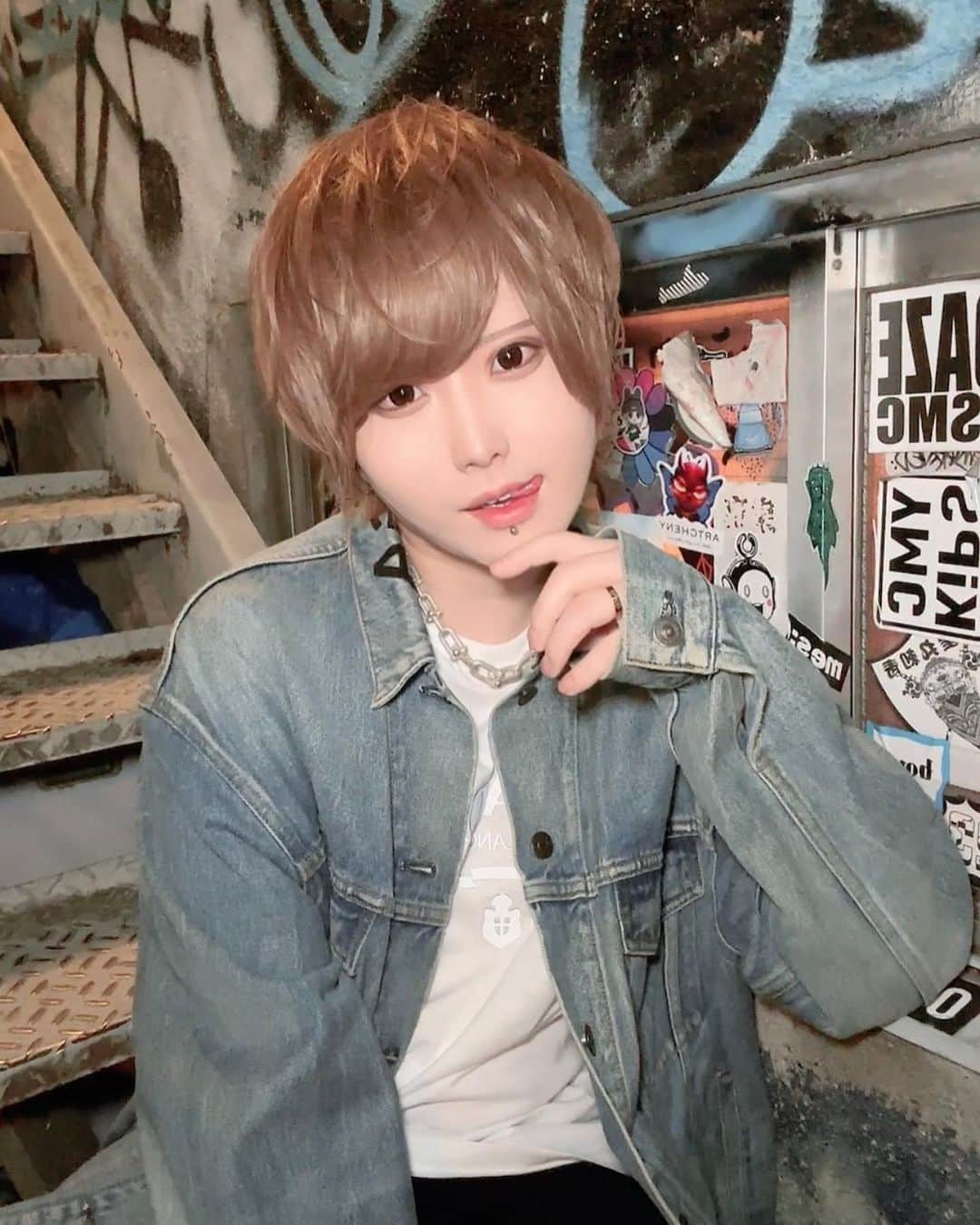 はてにゃんのインスタグラム：「⛓️  Tshirt: @prada  denimjacket: @balenciaga」