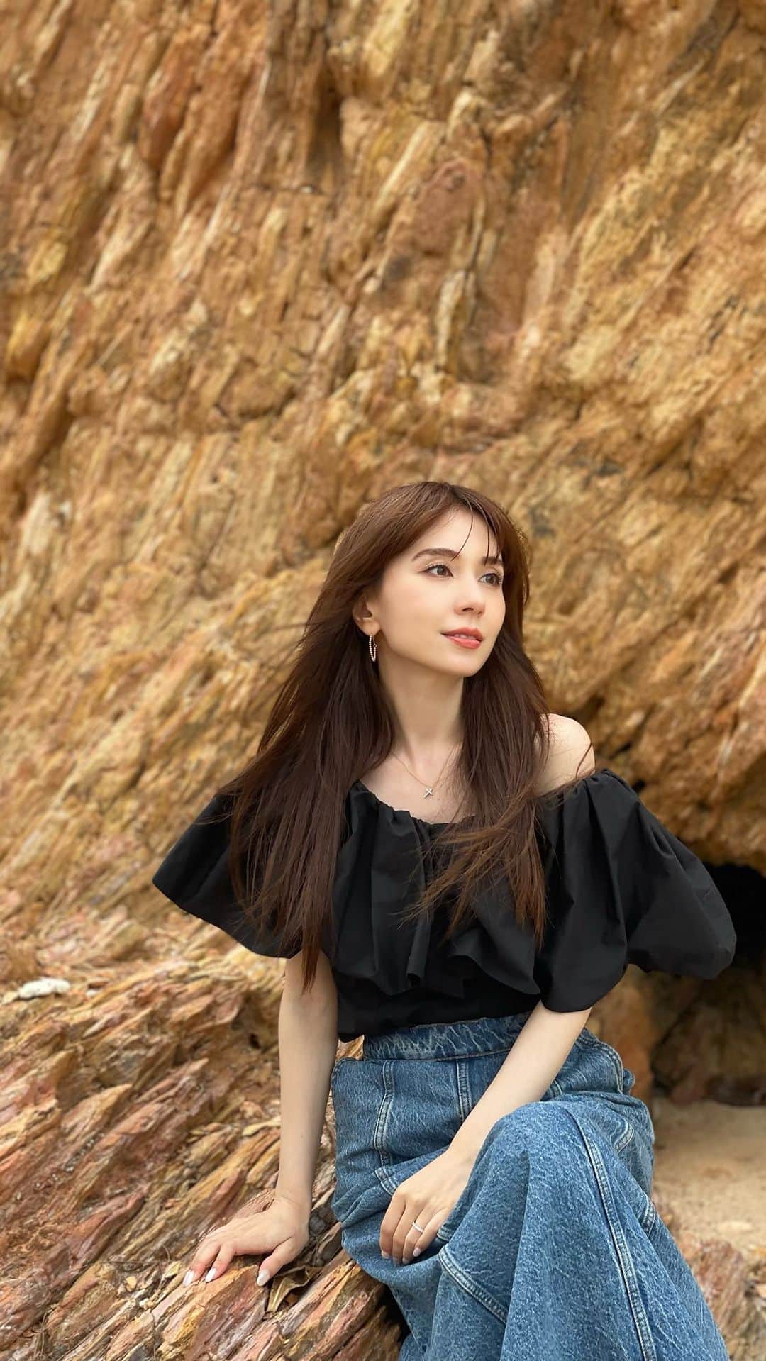 May J.のインスタグラム：「Private beach🌊 海の音に癒された💙  #Okinawa #OceanEyes」