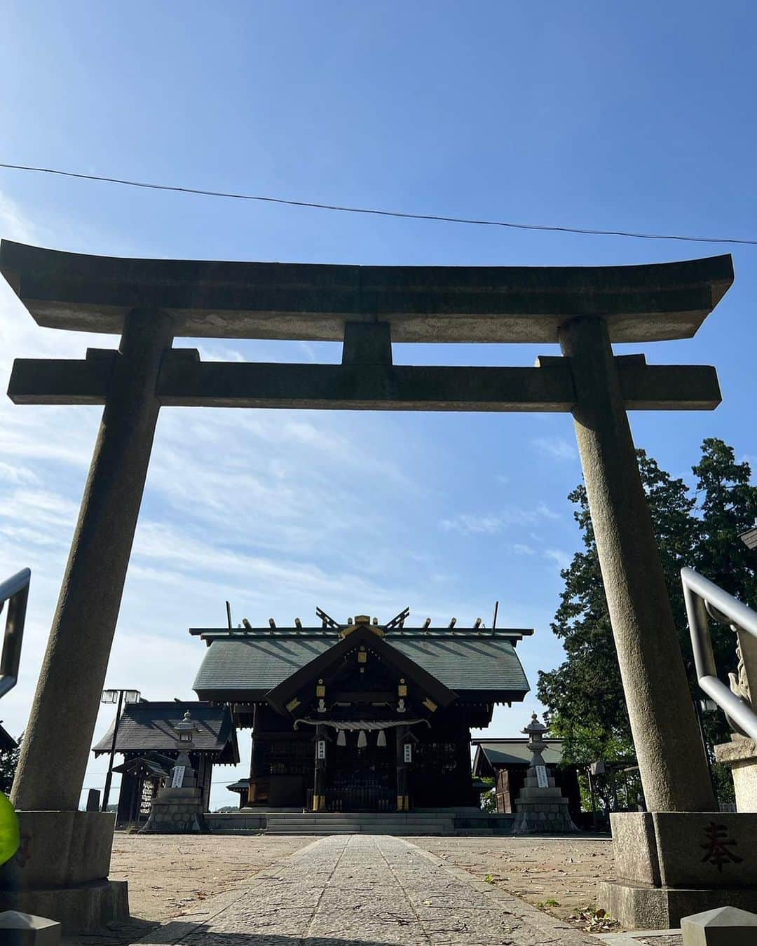 たけるさんのインスタグラム写真 - (たけるInstagram)「【最近の参拝歴】  高石神社　神奈川県　川崎市  住宅街の高台にある立派な神社さん 天照をはじめいろんな神様がいらっしゃる 地元の神社だなあって感じでとても良き良き カカロニの栗谷さんと行った おみくじ引いてた 小吉で病気のところが治るだった いっつもおみくじの病気の欄治るらしい かかりはするんだよなあってぼやいてた 富士山見えた 河口湖は逆さ富士 高石神社は薄ぅ富士 カルピスだったらブチギレ案件 でも富士山だからご利益ご利益 あと鳥居カッケェ  #東京ホテイソン #たける #神社 #備中神楽 #高石神社 #カカロニ栗谷 #鳥居カッケェ」5月7日 21時00分 - takayanken