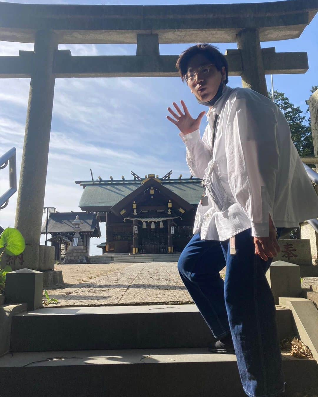 たけるのインスタグラム：「【最近の参拝歴】  高石神社　神奈川県　川崎市  住宅街の高台にある立派な神社さん 天照をはじめいろんな神様がいらっしゃる 地元の神社だなあって感じでとても良き良き カカロニの栗谷さんと行った おみくじ引いてた 小吉で病気のところが治るだった いっつもおみくじの病気の欄治るらしい かかりはするんだよなあってぼやいてた 富士山見えた 河口湖は逆さ富士 高石神社は薄ぅ富士 カルピスだったらブチギレ案件 でも富士山だからご利益ご利益 あと鳥居カッケェ  #東京ホテイソン #たける #神社 #備中神楽 #高石神社 #カカロニ栗谷 #鳥居カッケェ」