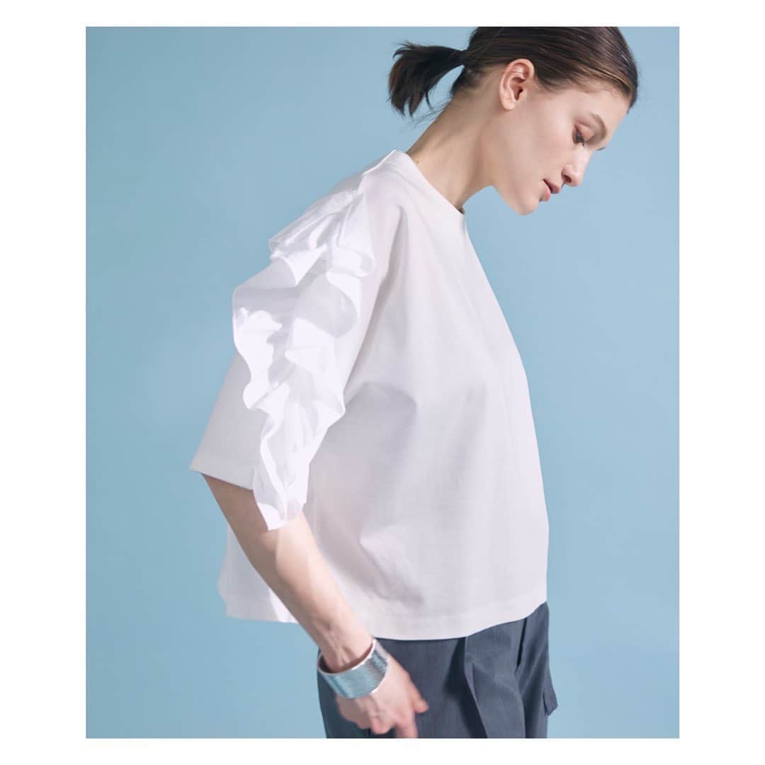 のインスタグラム：「2023 summer collection    tops ¥18,920     #superiorcloset #ined #23ss #summer #スーペリアクローゼット #イネド #夏 #新作 #夏服 #ブラウス #カットソー#デザイントップス #フリル #モード #gw #休日コーデ #大人カジュアル #キレイめコーデ」