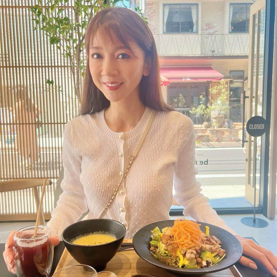 君島十和子さんのインスタグラム写真 - (君島十和子Instagram)「・ 連休中の時差投稿失礼します。 5月4日 1年のうちで、1番爽やかなんじゃないかな？ って思っちゃうくらいの 1日。  予約したお店に @bemyflora_kitchen に向かうと… 💗日本のミランダ・カーこと… フジコちゃん💗 @fujiko0207  と、バッタリ！！！ お声かけて下さってありがとう💕💕🫶🏻✨👍🏻📸 そして、 美味しい！！！ まずはトマトの苦手な方でもすぃっと飲める トマトジュースで、内臓のスイッチを入れて、 "もずく"から食事をスタート！  #ゴールデンウィーク  #青山ランチ  #表参道ランチ #ギルトフリー #グルテンフリー #時差投稿🙏🏻 #bemyflorakitchen  #酵素 #腸活 #ギルティフリー #fatuite  #日傘持ち歩き #君島十和子」5月7日 21時06分 - ftcbeauty.official