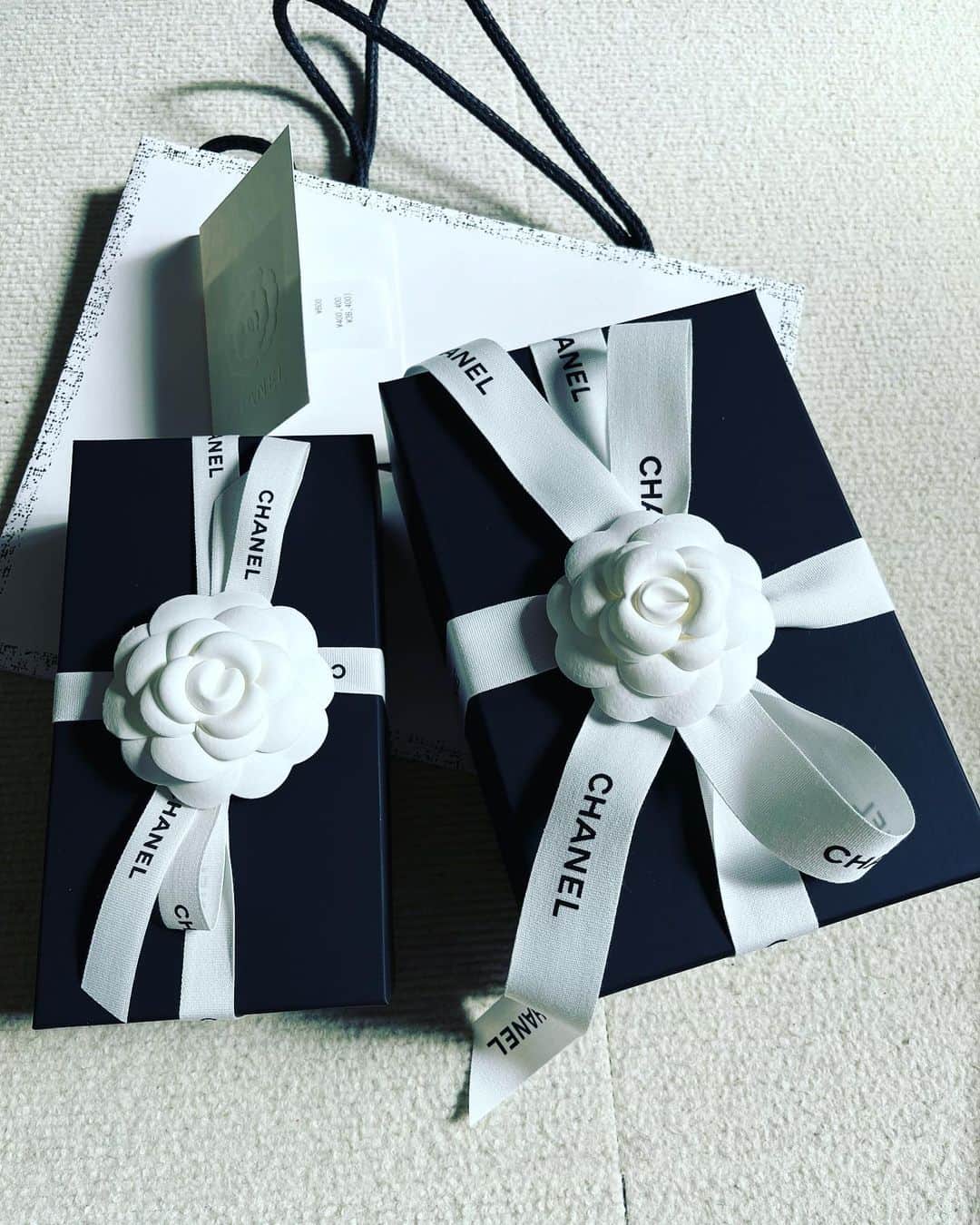 片瀬仁美のインスタグラム：「#誕生日プレゼント #chanelずき #ミニバック#5月7日生まれ #ありがとう❤️」