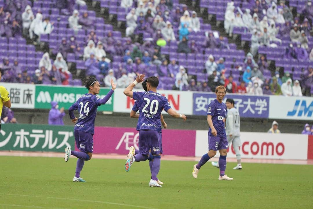 東俊希さんのインスタグラム写真 - (東俊希Instagram)「勝ち点3！ 大雨の中、スタジアムに足を運んでくださってありがとうございました！こういう試合を勝ちきること大事だと思います！次は首位相手ですが攻撃的なサッカーをまた魅せたいと思います！ #サンフレッチェ広島#ピエロス#タクム君#おめでとう㊗️」5月7日 21時07分 - h.shunki____0728