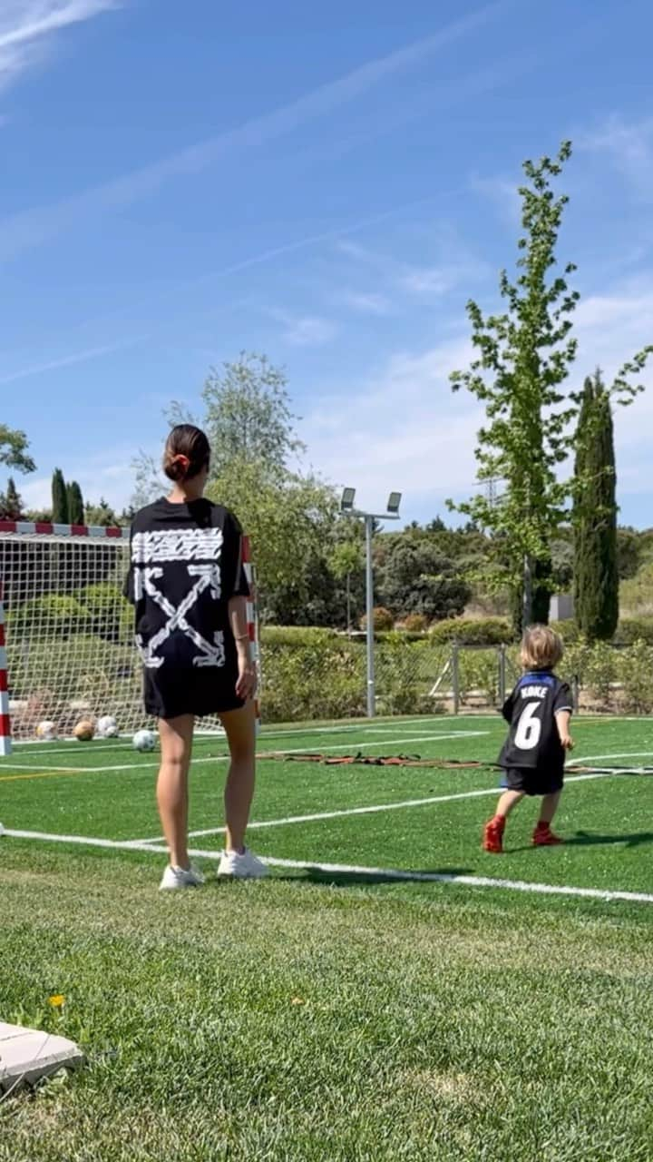 コケのインスタグラム：「Leo ser madre contigo es indescriptible , mataría y moriría por ti Leo , soy la persona más afortunada del mundo , gracias por todo lo que me enseñas todos los días , siempre siguiendo tu vuelo de cerca , te amamos , mamá ❤️」