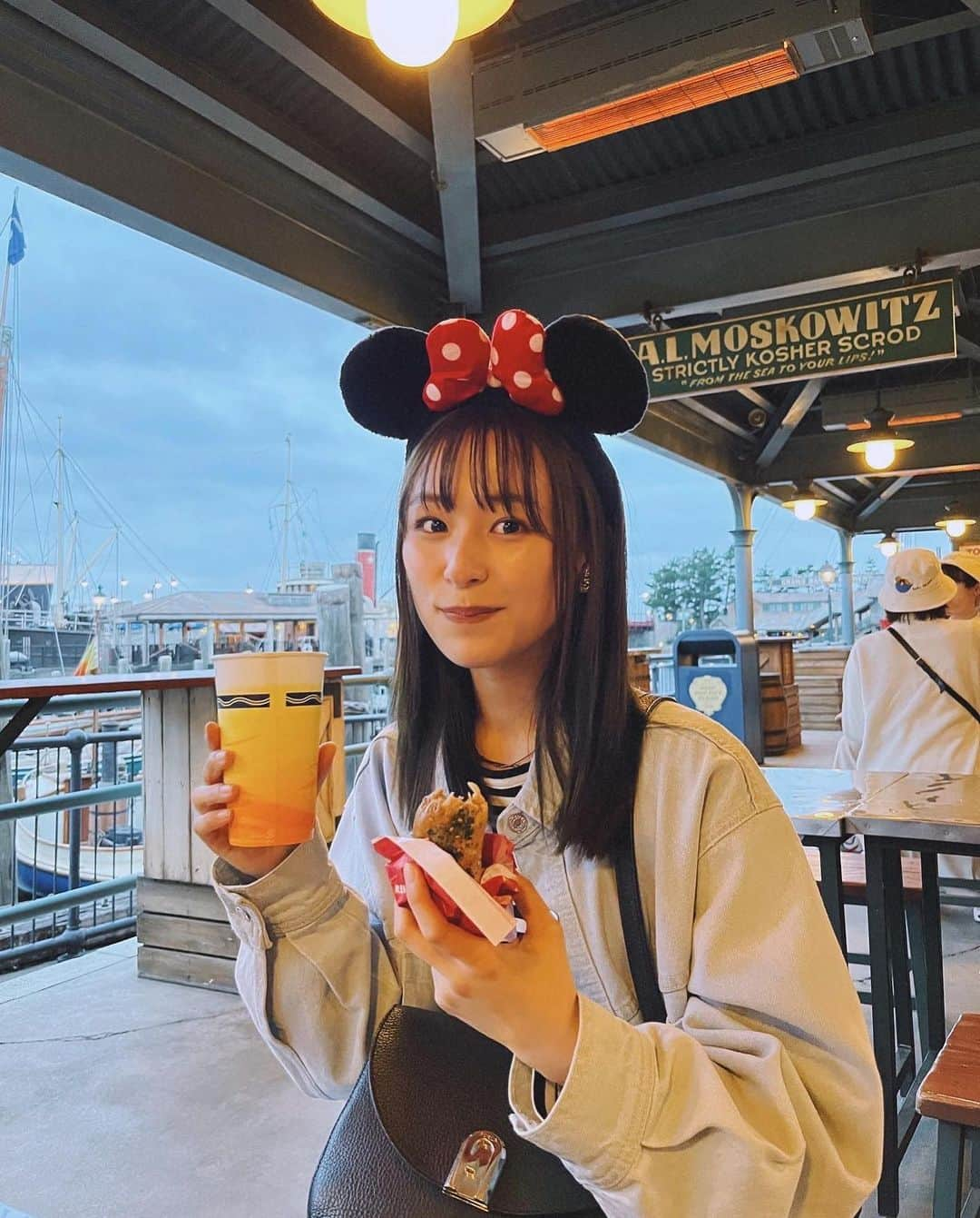 鈴木美羽さんのインスタグラム写真 - (鈴木美羽Instagram)「ディズニーでビール飲んじゃった🍺🤍 何気に20歳超えてから一度もディズニー行ってなかったから、大人になった記念に🤭  みんなGWなにしたの〜？」5月7日 21時10分 - suzukimiu_0414