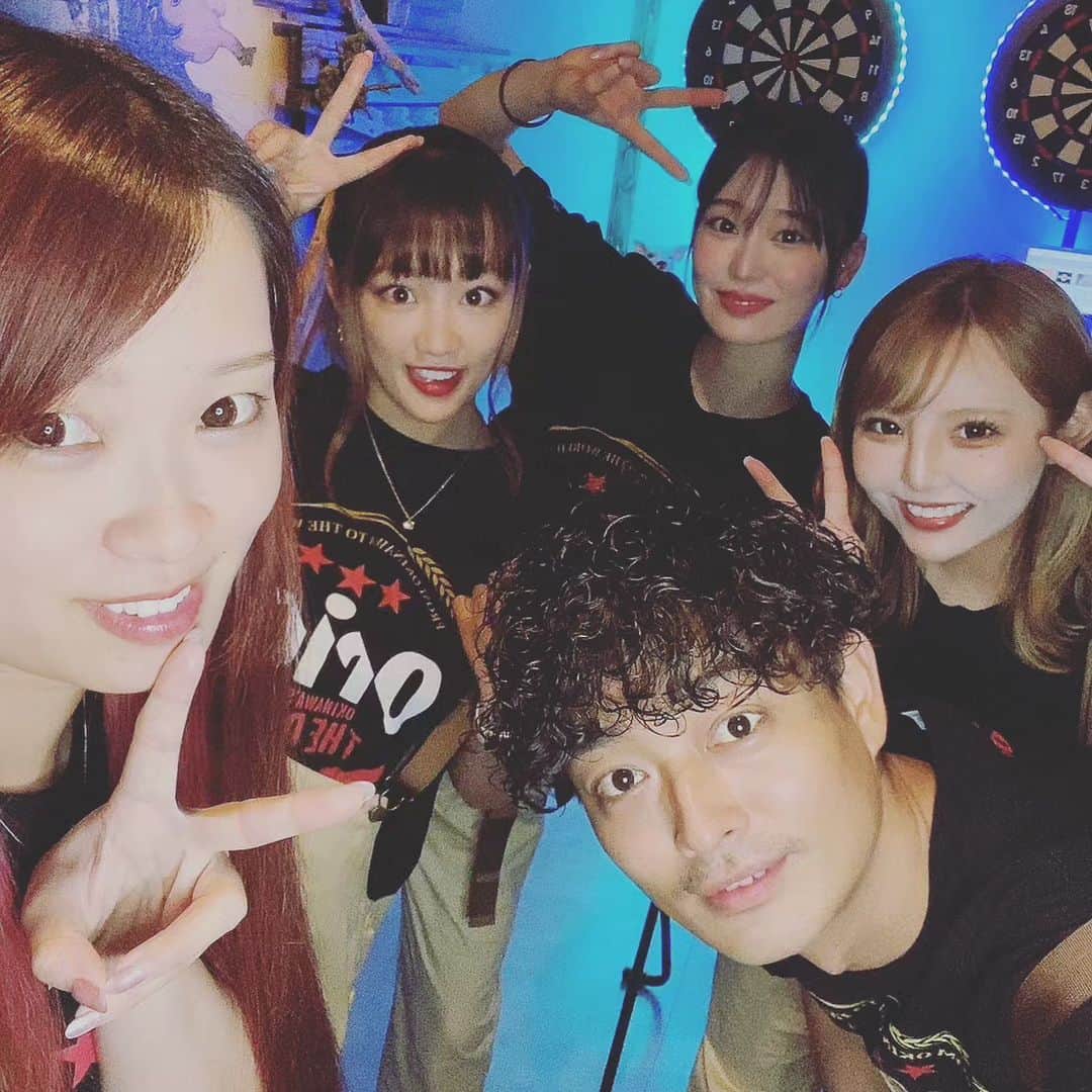 中村昌也のインスタグラム：「本日も営業しております😆 美女揃いです😳 最高のメンバー２感謝❕ お待ちしております❕ 宮古島市平良下里646-2 バロックビル6階 #宮古島 #沖縄 #宮古島バー #miyakojima #miyakojimabar #バーイズ #イズ #baris #is #newopen #居酒屋 #海 #beach #japan #中村昌也」