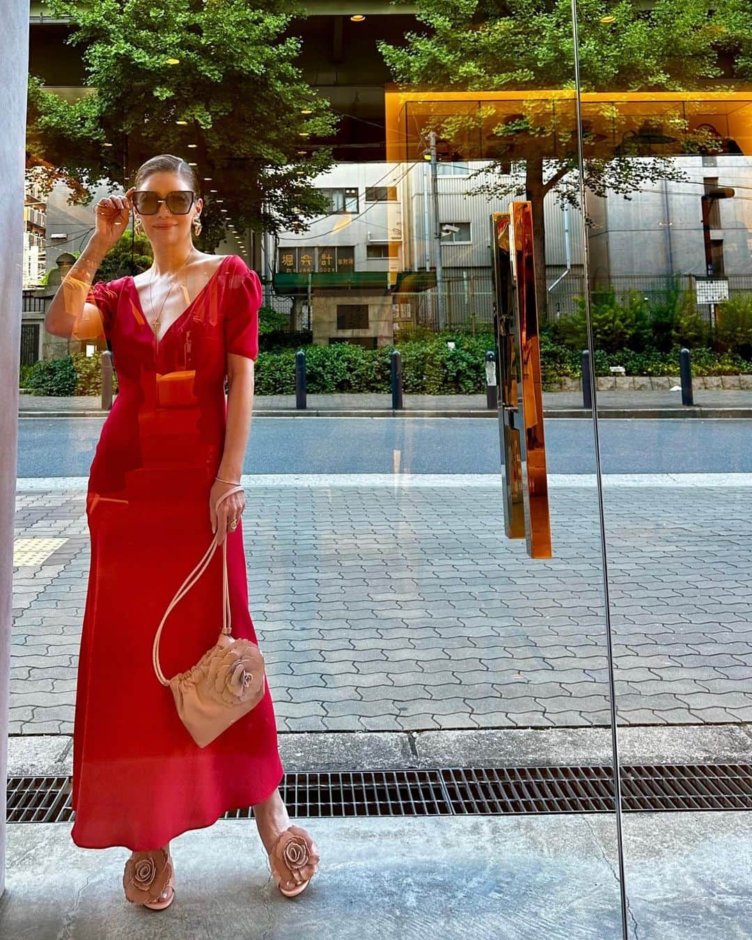 Taki Tanakaさんのインスタグラム写真 - (Taki TanakaInstagram)「#ootd 久しぶりに大阪I Z Aにて。 dress,bag,shoes #N21 earrings,ring #DESTREE sunglasses #dior  春夏コレクションの#ヌメロヴェントゥーノ と#デストレー をコーデ。　 サングラスはミラノのリナーテ空港で買った #ディオール 。  赤いドレスって気分が上がりますね。半袖、ミディ丈のゆるシルエットのシンプルデザインなのでちょっとしたお出かけにもぴったりです。  #良いもの好きなものを長く愛そう   #outfitoftheday #outfit #fashion  @iza_official #instorenow   #テーマ はシンガポールとかの#セレブマダム w。  @numeroventuno  @destree  #izastagram」5月7日 21時12分 - tanakataki