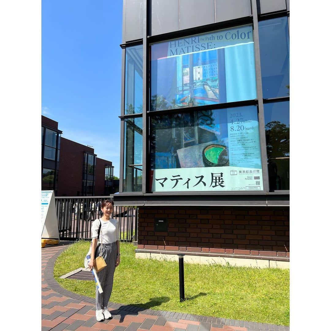 伊藤友季子のインスタグラム：「🖼️🌳🎏 ⁡ 行きたくてウズウズしていた マティス展💛 ポーラ美術館で鮮やかな朱色の「リュート」 という作品を見てから 彼が描く世界観に魅了され もっと色んな作品を見たいなーと思っていたら タイムリーなことに20年ぶりの大回顧展が 始まりました🥹 ⁡ 「色彩の魔術師」と謳われるくらい 色づかいが凄いのです🪄🎨 ぶつかり合ってガチャガチャしてしまいそうな 色同士もなぜか調和が取れてスッと入ってきてしまう。 計算されたものなのか、感覚的なものなのか… 人物も窓も植物も家具も小物も背景も 絶妙なバランスで構成されていて心地良い。 ⁡ 油彩だけでなく、彫刻や切り絵など 表現技法が幅広いことにも驚かされます。 特に晩年の「ジャズ」シリーズは 削ぎ落とされたシンプルでインパクトある 切り絵の数々からものすごいパワーが ダイレクトに伝わってきて圧倒されました⚡️ ⁡ 最後まで探究心をもって、常識にとらわれず 自分のアートを追求しつづけた彼の作品に触れて ますますマティスワールドの虜に❤️ ⁡ また期間中に行ける機会があった行きたいくらい。 おすすめです🍋 ⁡ グッズの気合いの入り方も凄かった！ 購入品は改めてご紹介します♪ ⁡ ⁡ ❶眩しくて目が開いていない笑 ❷ポスターをゲットしてご満悦◡̈ ❸-❺ ワンフロアだけ撮影OKでした ⁡ ⁡ #マティス展 #マティス #東京都美術館 #matisse #henrimatisse」