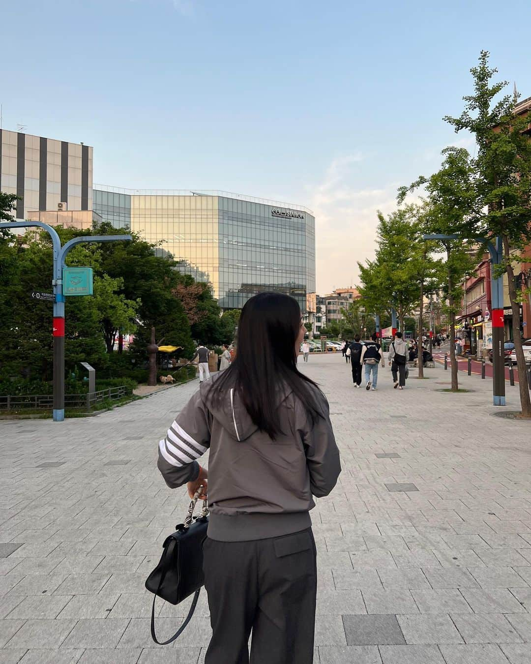 ユンチェヨンのインスタグラム：「-  마음이 따듯해지는 옛동네☺️」