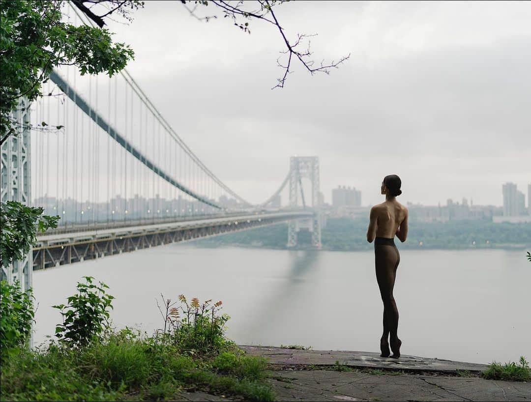 ballerina projectさんのインスタグラム写真 - (ballerina projectInstagram)「𝐒𝐲𝐝𝐧𝐞𝐲 𝐃𝐨𝐥𝐚𝐧 and the GW Bridge at sunrise. 🌅  @sydney_dolan_ballet #sydneydolan #ballerinaproject #ballerina #ballet #georgewashingtonbridge #newyorkcity #newjersey #hudsonriver #sunrise @wolford #wolford #hosiery   Ballerina Project 𝗹𝗮𝗿𝗴𝗲 𝗳𝗼𝗿𝗺𝗮𝘁 𝗹𝗶𝗺𝗶𝘁𝗲𝗱 𝗲𝗱𝘁𝗶𝗼𝗻 𝗽𝗿𝗶𝗻𝘁𝘀 and 𝗜𝗻𝘀𝘁𝗮𝘅 𝗰𝗼𝗹𝗹𝗲𝗰𝘁𝗶𝗼𝗻𝘀 on sale in our Etsy store. Link is located in our bio.  𝙎𝙪𝙗𝙨𝙘𝙧𝙞𝙗𝙚 to the 𝐁𝐚𝐥𝐥𝐞𝐫𝐢𝐧𝐚 𝐏𝐫𝐨𝐣𝐞𝐜𝐭 on Instagram to have access to exclusive and never seen before content. 🩰」5月7日 21時15分 - ballerinaproject_