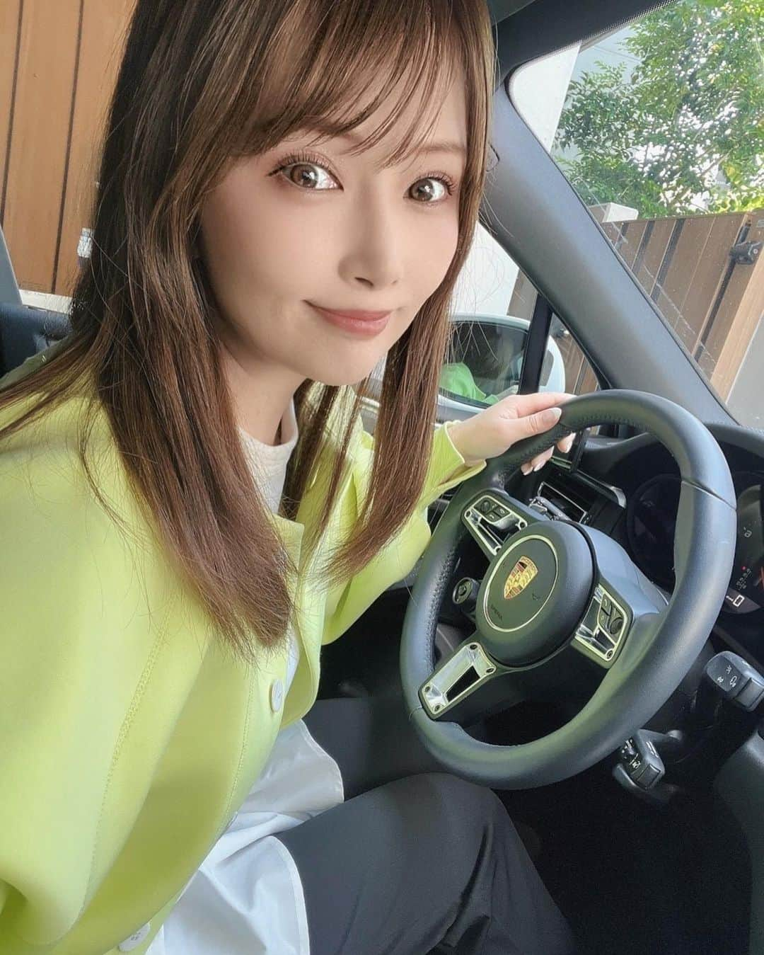 れなさんのインスタグラム写真 - (れなInstagram)「#gw 中は近場で🚗  来週から韓国へ アートメイク研修や美容に大忙し💦  とりあえずなんでも 自分でやってみる派✨  2枚目🤳 全部イエロー🟡でまとめることにしました🚗  ・ ・ ・ ・ ・ #アラフォー  #アラフィフ  #アラフォーコーデ  #車  #車好き  #車大好き  #車好きな人と繋がりたい  #ランボルギーニ  #ウルス  #ウルスS  #アートメイク  #韓国アートメイク  #メディカルブロー  #韓国旅行」5月7日 21時16分 - lena_mania_