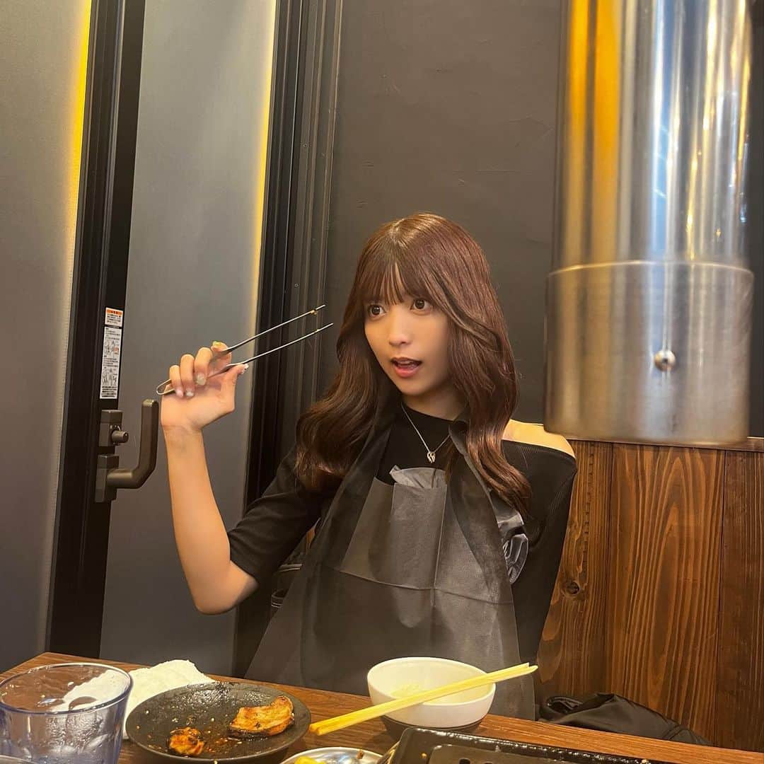 ゆんのインスタグラム：「お仕事終わりに弟と妹 連れて焼肉行ってきたときの😋🍖  ホルモンおいしかったぁああ みんなはお肉の部位何がすき〜？」