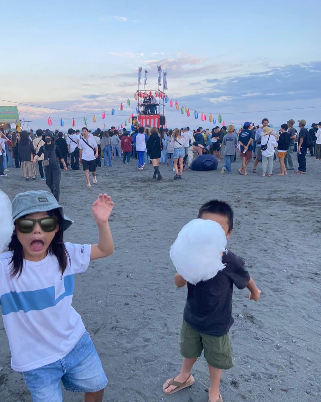 木内江莉さんのインスタグラム写真 - (木内江莉Instagram)「海って犬もOKな、お祭りも多くて良いよね👍🍺 スリングバッグあった方がいいかな〜 今年こそは買おうかなぁ〜と思っております🐕🌺💓  #豆柴#黒柴#三毛豆柴#まめしば#まめしばすたぐらむ#海と犬と子供#豆柴のいる暮らし#日本犬#茅ヶ崎サザンビーチ#駄菓子ROCK#フェス#都内から引っ越し#早一年半#海大好き夫婦#４人家族#犬１匹#ハーフママ#インドネシア#クウォーターキッズ#古着#都内から移住#共働き夫婦#ふらっと海へ行ける生活」5月7日 21時18分 - eririnnnnn92