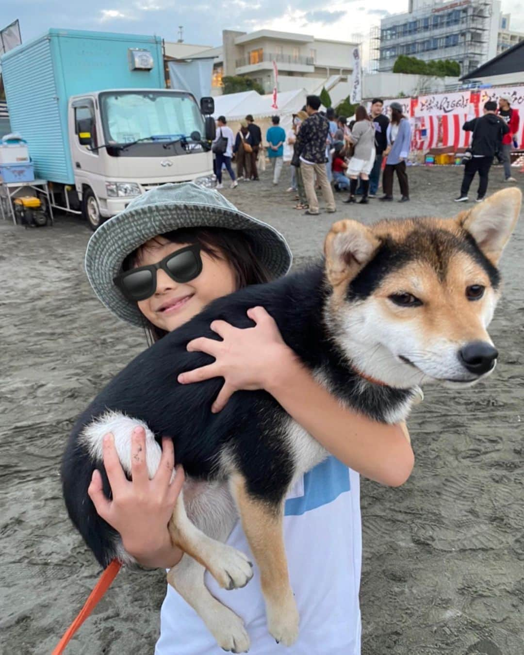 木内江莉さんのインスタグラム写真 - (木内江莉Instagram)「海って犬もOKな、お祭りも多くて良いよね👍🍺 スリングバッグあった方がいいかな〜 今年こそは買おうかなぁ〜と思っております🐕🌺💓  #豆柴#黒柴#三毛豆柴#まめしば#まめしばすたぐらむ#海と犬と子供#豆柴のいる暮らし#日本犬#茅ヶ崎サザンビーチ#駄菓子ROCK#フェス#都内から引っ越し#早一年半#海大好き夫婦#４人家族#犬１匹#ハーフママ#インドネシア#クウォーターキッズ#古着#都内から移住#共働き夫婦#ふらっと海へ行ける生活」5月7日 21時18分 - eririnnnnn92