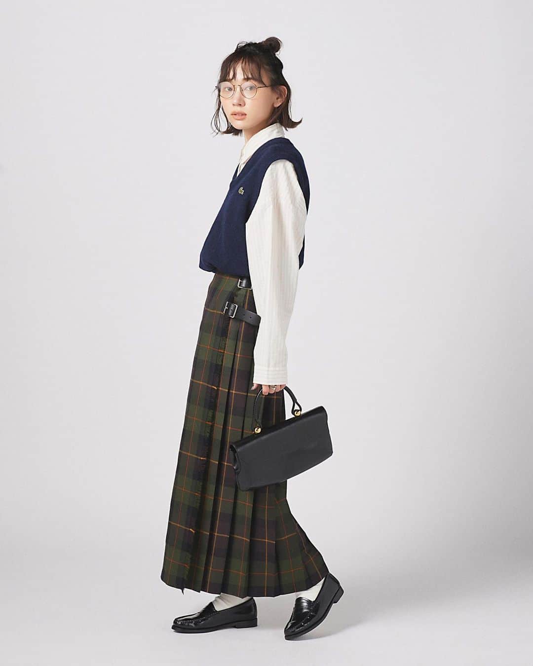 FUDGEのインスタグラム：「‣ ‣ ‣ FUDGE FRIEND SNAP FUDGE20周年を記念したオーディションで選ばれた7人のFUDGE FRIEND。彼女たちのリアルなセルフコーディネートを紹介する、FUDGE.jpの“おしゃれさんの毎日コーディネート”連載から、初夏にぴったりの「ブルー」を使ったスタイルをピックアップ。  vol.0083_FUDGE FRIEND UMI @umi_fudge  『さりげない柄on柄が隠し味』 トラッドな装いに欠かせない《O’NEIL OF DUBLIN》のキルトスカートに、シャツ、ニットベストを合わせた上品な装い。実はシャツが淡いストライプ柄なので、柄on柄の遊び心のあるコーディネートになっています。  vol.0087_FUDGE FRIEND ako @akochiii_1_fudge  『ホワイトとブルーの清涼感あふれる配色』 《Wrangler》のオーバーオールは前後2wayで使える大好きなアイテム！だぼっとしたサイズ感なので、ストライプシャツとタートルネックを同系色でまとめて、メリハリのあるスタイルにしました。さらに小物はブラックを選んで引き締め。  vol.0082_FUDGE FRIEND 大島花菜 @hanaoshima_fudge  『ブルーを挿してモノトーンスタイルを華やかに』 可愛らしいイメージのあるフレアスカートも、モノトーン＋ブルーでまとめれば大人っぽくシックな雰囲気に。《To b. by agnès b.》のカーディガンは、鮮やかなブルーにひと目惚れして購入しました。タックインしてトップスをコンパクトにまとめると、低身長でもバランス良くロングスカートを着こなせます。  FUDGE FRIEND 個人公式アカウントもフォローしてね‼︎ riko @riko_fudge  ⁡田中真里奈 @marinatanaka_fudge  ⁡うさみ @usami_fudge  ⁡ako @akochiii_1_fudge  ⁡UMI @umi_fudge  ⁡大島花菜 @hanaoshima_fudge  ⁡鈴木楽々 @larara412_fudge   - - - - - - - - - - - - - - - 『FUDGE』2023年5月号は『 GOOD STYLE 150 春はデニムが気分です 』特集📖✨ むくむとやる気がみなぎる今日この頃。ふとお洒落がマンネリになっているのではないかと思案する。 そうだ！柄物に挑戦してみよう。デニムと一緒なら簡単に可愛くできるはず。  全国の書店、コンビニ、webで人気販売中です！◎ ぜひ最新号をゲットして @fudge_magazine をタグ付けしてくださいね！  《FUDGEの他のアカウントも更新中》 ⌎men'sFUDGE @mensfudge ⌎snap @fudge_snap ⌎online store @fudge_online_store ⌎friend @fudge_friend ⌎coffee @fudge_coffee  #fudge #ファッジ #fudge_magazine #洋服好きな人と繋がりたい #服好き #おしゃれ女子 #おしゃれ好き #お洒落好き #お洒落女子 #シャツ #Tシャツ #靴 #くつ #ボトム #トップス #コーディネート #カジュアルコーデ」