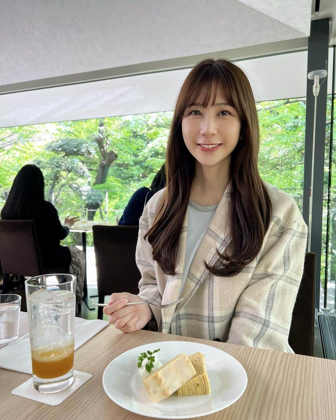 伊藤楓のインスタグラム：「⁡ 南青山の根津美術館の中にある NEZU CAFE☕️🍀 ⁡ バウムクーヘンのお皿には カキツバタの模様が！✨ ⁡ 天井からは優しい光が差していて、 自然に囲まれた心地よい空間でした。癒される〜 ⁡ 私が行った時には、 国宝の尾形光琳作 燕子花図屏風の特別展が行われていました😮！ ⁡ もし行きたいなと思う方がいたら、 このカフェは美術館の中に位置しており 美術館に入館しないとカフェには入れないので注意してください！ ⁡ #nezucafe #nezumuseum #根津美術館 #美術館カフェ」