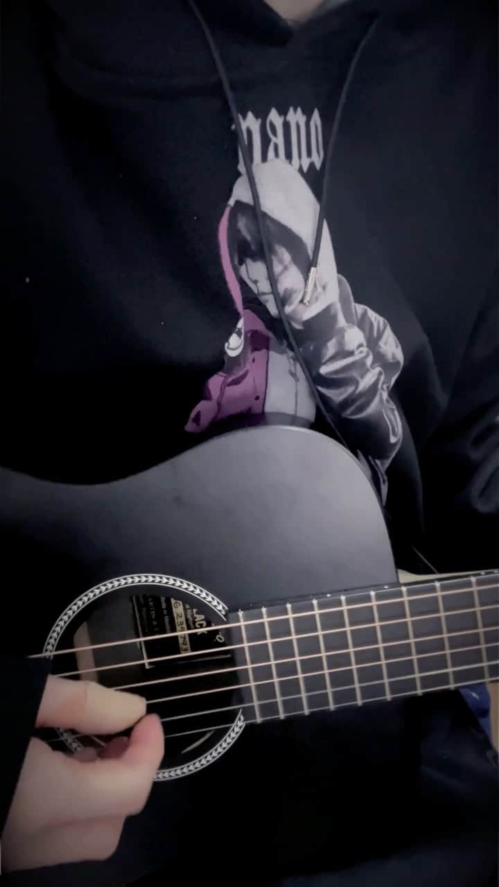 のインスタグラム：「雨のGWの〆に大好きな曲を部屋から🫶 A rainy Sunday night calls for a lullaby.  Love you all & good night.  ヒステリ(Hystery)／クワガタP」