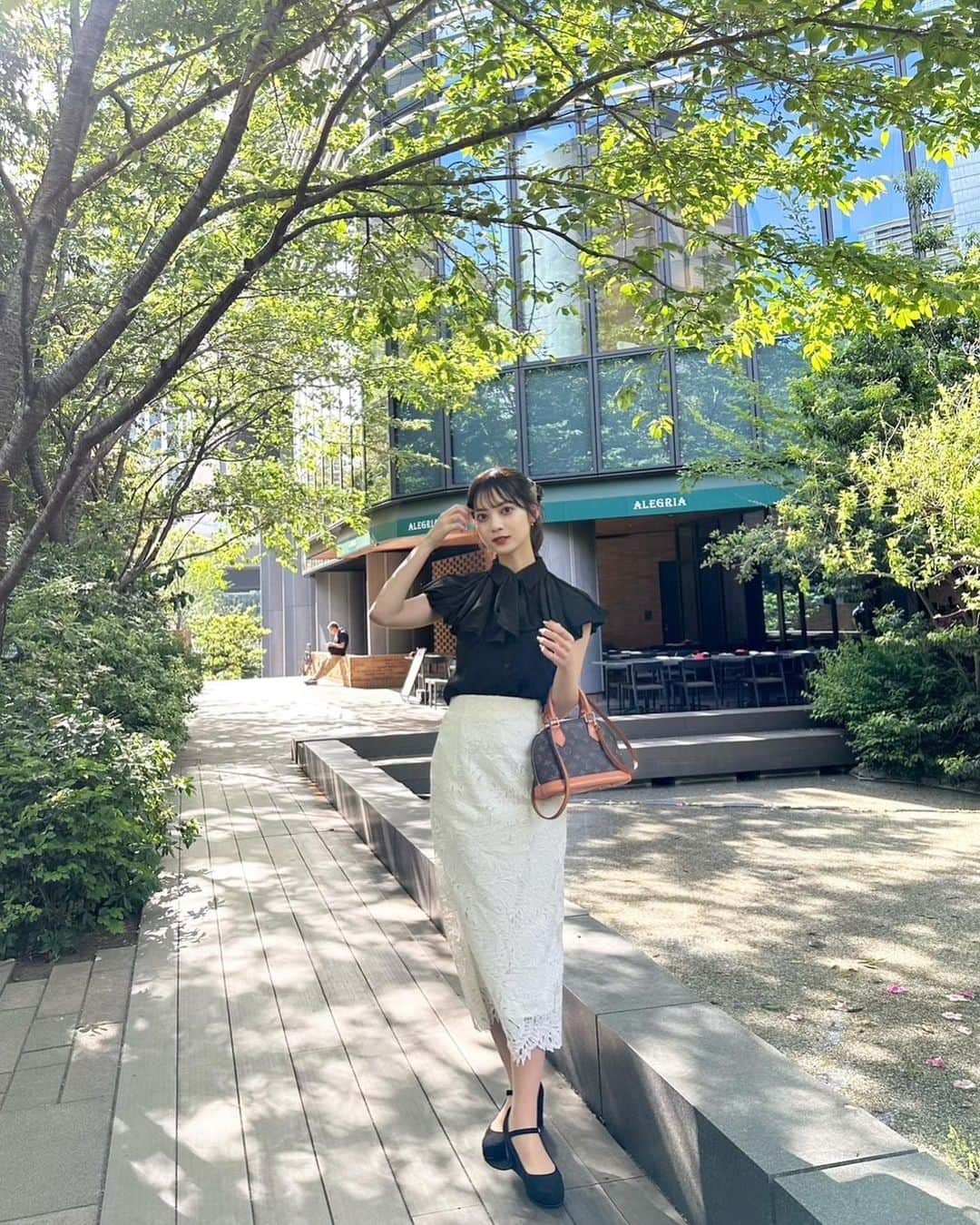 大薮未来さんのインスタグラム写真 - (大薮未来Instagram)「カフェに行った日のコーデ🫧  ブラウスの袖がバルーンシルエットでとっても可愛い〜♡  #mercuryduo」5月7日 21時22分 - miku_ohyabu
