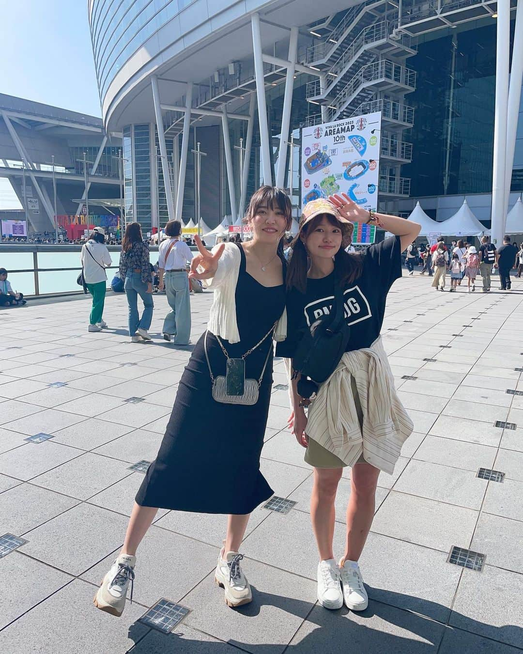 夏希リラさんのインスタグラム写真 - (夏希リラInstagram)「GWいかがお過ごしでしたか👒🌼？ 私は２連休をたっぷり楽しんだ✌️ 今年のVIVALAも楽しかったー🎸親友二人と長谷ゆったりdayも最高過ぎた🥺💓美味しいお酒飲みながら海でやる指じゃんけんww  とにかくたくさん食べてたくさん飲んでたくさん笑った✌️  #gw #vivalarock #ビバラ #ビバラロック2023 #unizonsquaregarden #befirst #クリープハイプ #ailetheshota #鎌倉 #長谷　#鈴木酒店 #由比ヶ浜 #江ノ電 #湘南」5月7日 21時24分 - rira_buu