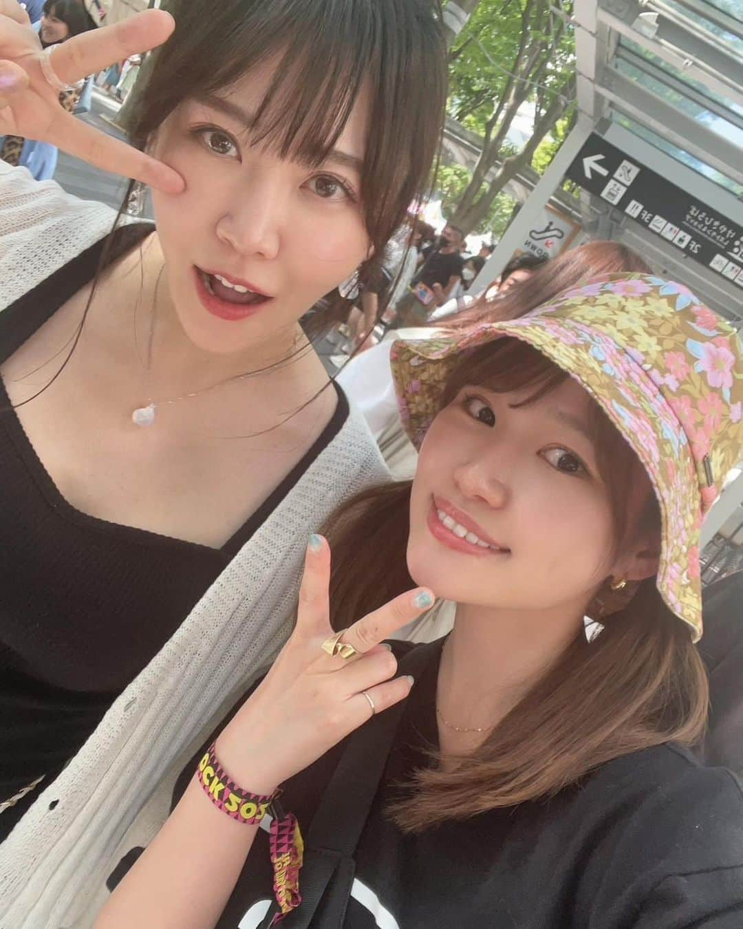 夏希リラさんのインスタグラム写真 - (夏希リラInstagram)「GWいかがお過ごしでしたか👒🌼？ 私は２連休をたっぷり楽しんだ✌️ 今年のVIVALAも楽しかったー🎸親友二人と長谷ゆったりdayも最高過ぎた🥺💓美味しいお酒飲みながら海でやる指じゃんけんww  とにかくたくさん食べてたくさん飲んでたくさん笑った✌️  #gw #vivalarock #ビバラ #ビバラロック2023 #unizonsquaregarden #befirst #クリープハイプ #ailetheshota #鎌倉 #長谷　#鈴木酒店 #由比ヶ浜 #江ノ電 #湘南」5月7日 21時24分 - rira_buu