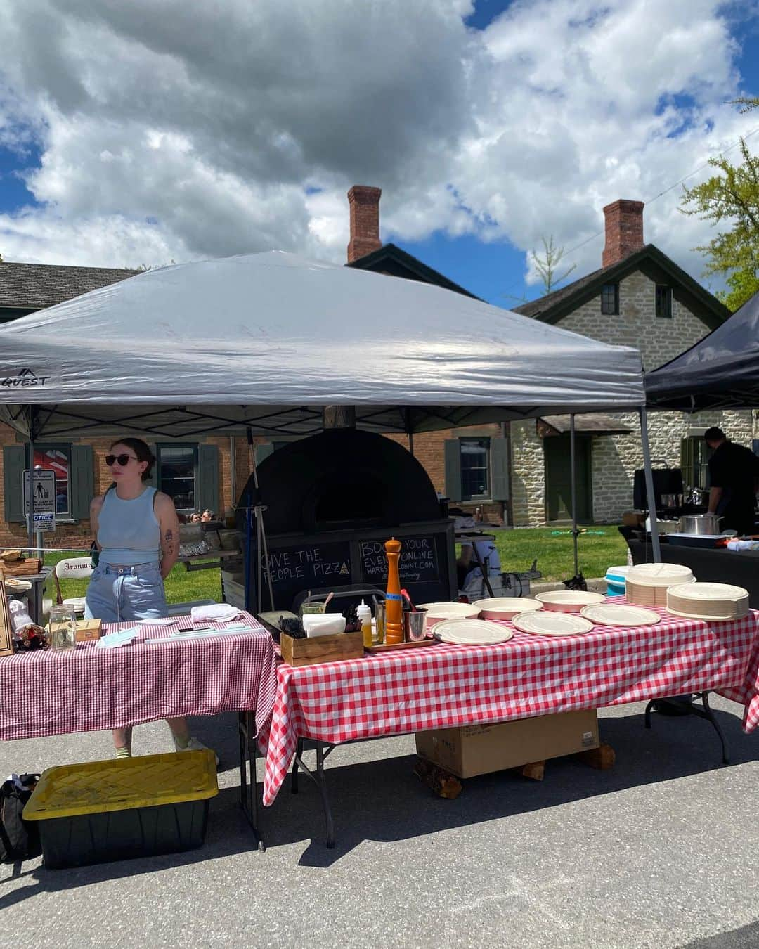 ベイカー恵利沙さんのインスタグラム写真 - (ベイカー恵利沙Instagram)「Opening day for the outdoor Farmers Market 🥒🍒🥝🥐🏵🫐🍋🥧 野外のファーマーズマーケットが今年初めて開催された日🥭 ローカルのオーガニックな野菜、 人間の数と同じくらいいる可愛いわんこたち、 美しい花とコミュニティコンポスト 祝いの陽気なブラスバンド  長い冬を越えたあとの 青空の下のファーマーズマーケットが街にもたらす歓びったら！💐 一番好きな週末のはじめかた♡」5月7日 21時34分 - bakerelisa