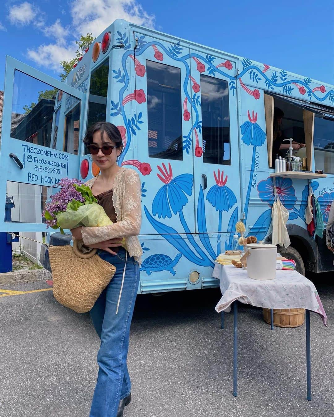 ベイカー恵利沙さんのインスタグラム写真 - (ベイカー恵利沙Instagram)「Opening day for the outdoor Farmers Market 🥒🍒🥝🥐🏵🫐🍋🥧 野外のファーマーズマーケットが今年初めて開催された日🥭 ローカルのオーガニックな野菜、 人間の数と同じくらいいる可愛いわんこたち、 美しい花とコミュニティコンポスト 祝いの陽気なブラスバンド  長い冬を越えたあとの 青空の下のファーマーズマーケットが街にもたらす歓びったら！💐 一番好きな週末のはじめかた♡」5月7日 21時34分 - bakerelisa