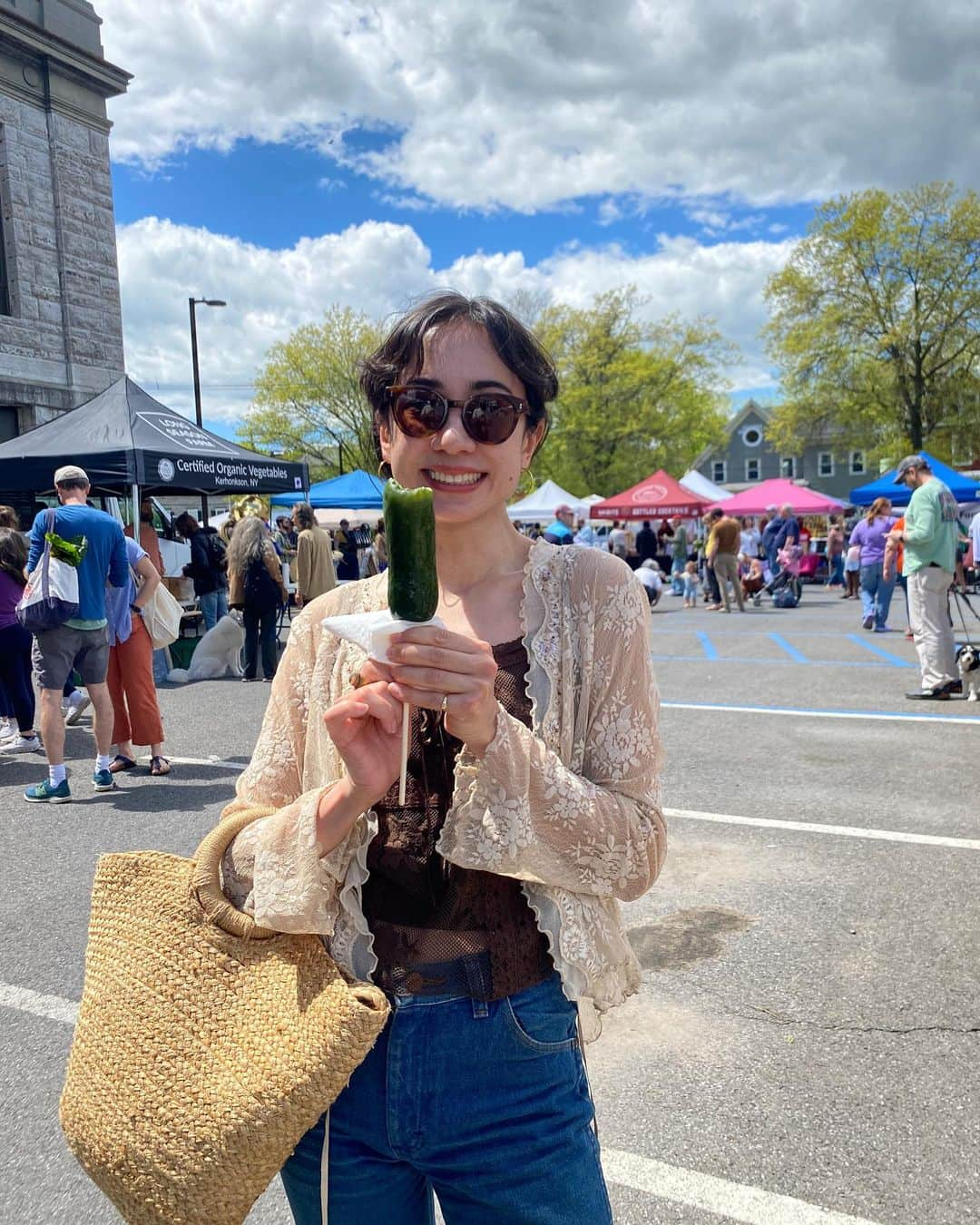 ベイカー恵利沙さんのインスタグラム写真 - (ベイカー恵利沙Instagram)「Opening day for the outdoor Farmers Market 🥒🍒🥝🥐🏵🫐🍋🥧 野外のファーマーズマーケットが今年初めて開催された日🥭 ローカルのオーガニックな野菜、 人間の数と同じくらいいる可愛いわんこたち、 美しい花とコミュニティコンポスト 祝いの陽気なブラスバンド  長い冬を越えたあとの 青空の下のファーマーズマーケットが街にもたらす歓びったら！💐 一番好きな週末のはじめかた♡」5月7日 21時34分 - bakerelisa