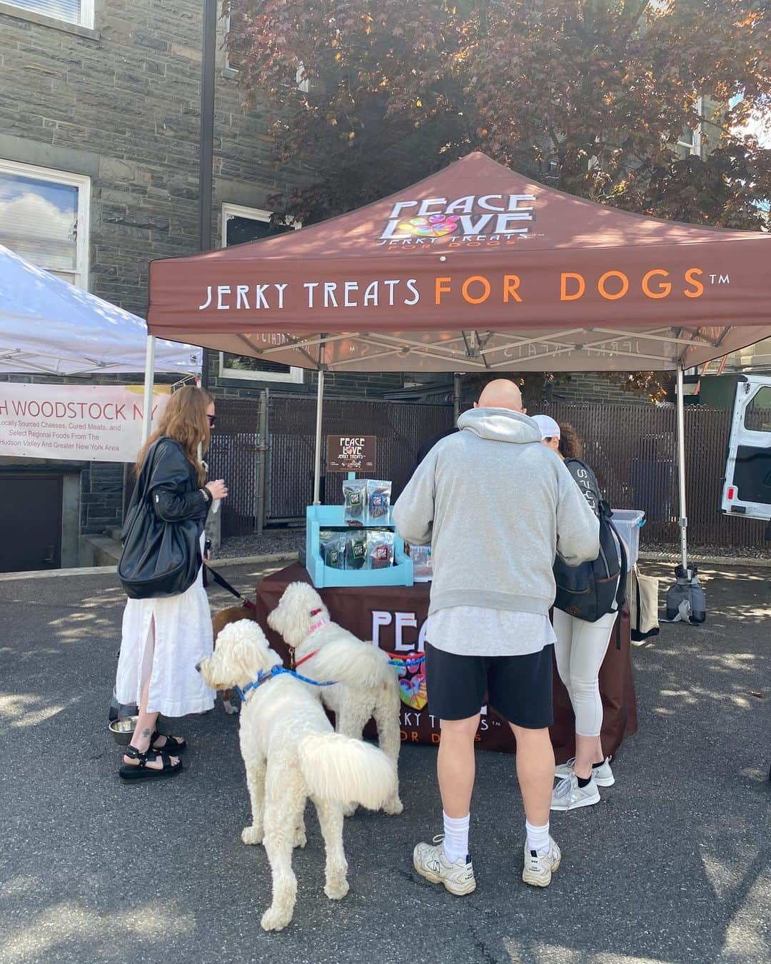 ベイカー恵利沙さんのインスタグラム写真 - (ベイカー恵利沙Instagram)「Opening day for the outdoor Farmers Market 🥒🍒🥝🥐🏵🫐🍋🥧 野外のファーマーズマーケットが今年初めて開催された日🥭 ローカルのオーガニックな野菜、 人間の数と同じくらいいる可愛いわんこたち、 美しい花とコミュニティコンポスト 祝いの陽気なブラスバンド  長い冬を越えたあとの 青空の下のファーマーズマーケットが街にもたらす歓びったら！💐 一番好きな週末のはじめかた♡」5月7日 21時34分 - bakerelisa