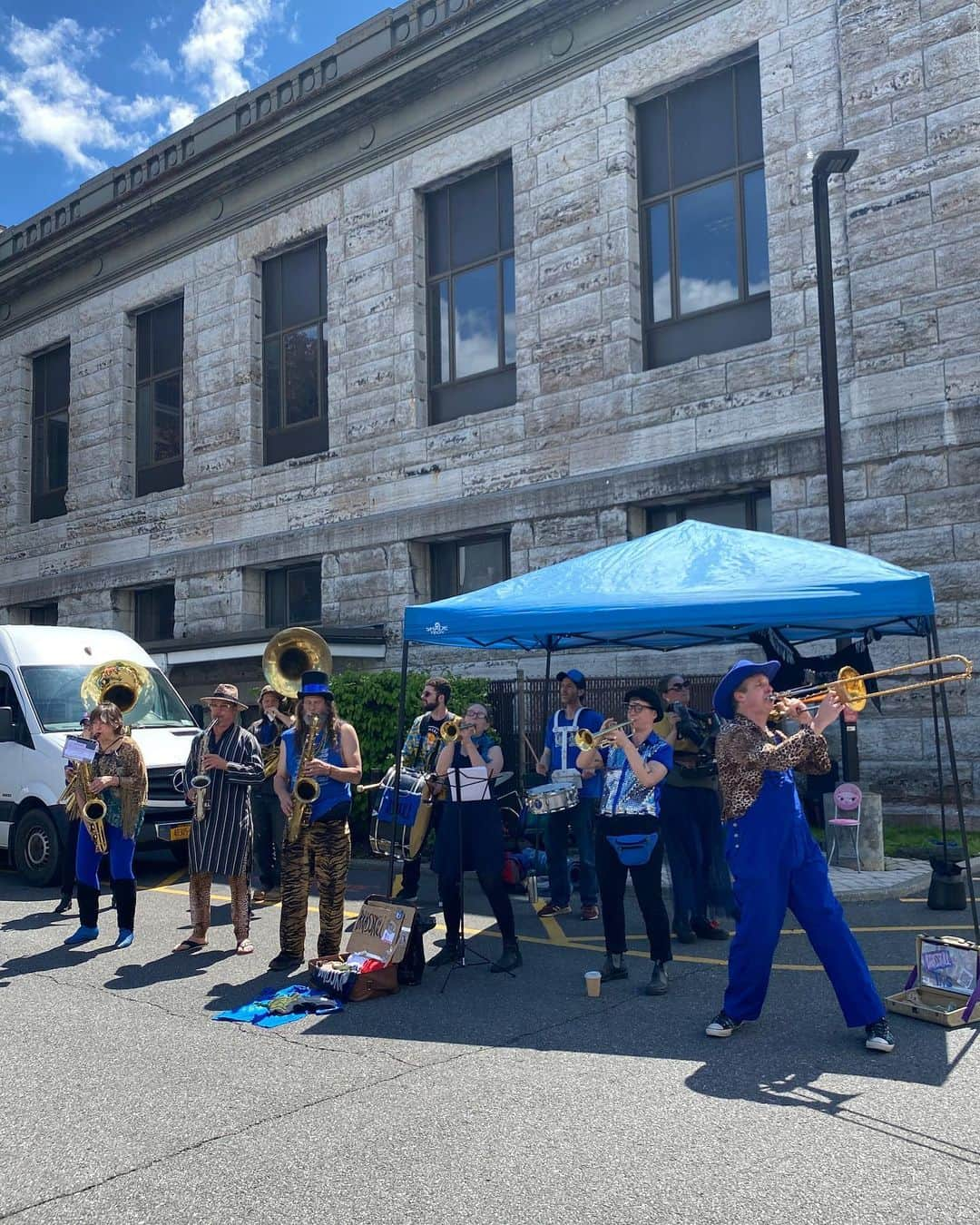 ベイカー恵利沙さんのインスタグラム写真 - (ベイカー恵利沙Instagram)「Opening day for the outdoor Farmers Market 🥒🍒🥝🥐🏵🫐🍋🥧 野外のファーマーズマーケットが今年初めて開催された日🥭 ローカルのオーガニックな野菜、 人間の数と同じくらいいる可愛いわんこたち、 美しい花とコミュニティコンポスト 祝いの陽気なブラスバンド  長い冬を越えたあとの 青空の下のファーマーズマーケットが街にもたらす歓びったら！💐 一番好きな週末のはじめかた♡」5月7日 21時34分 - bakerelisa