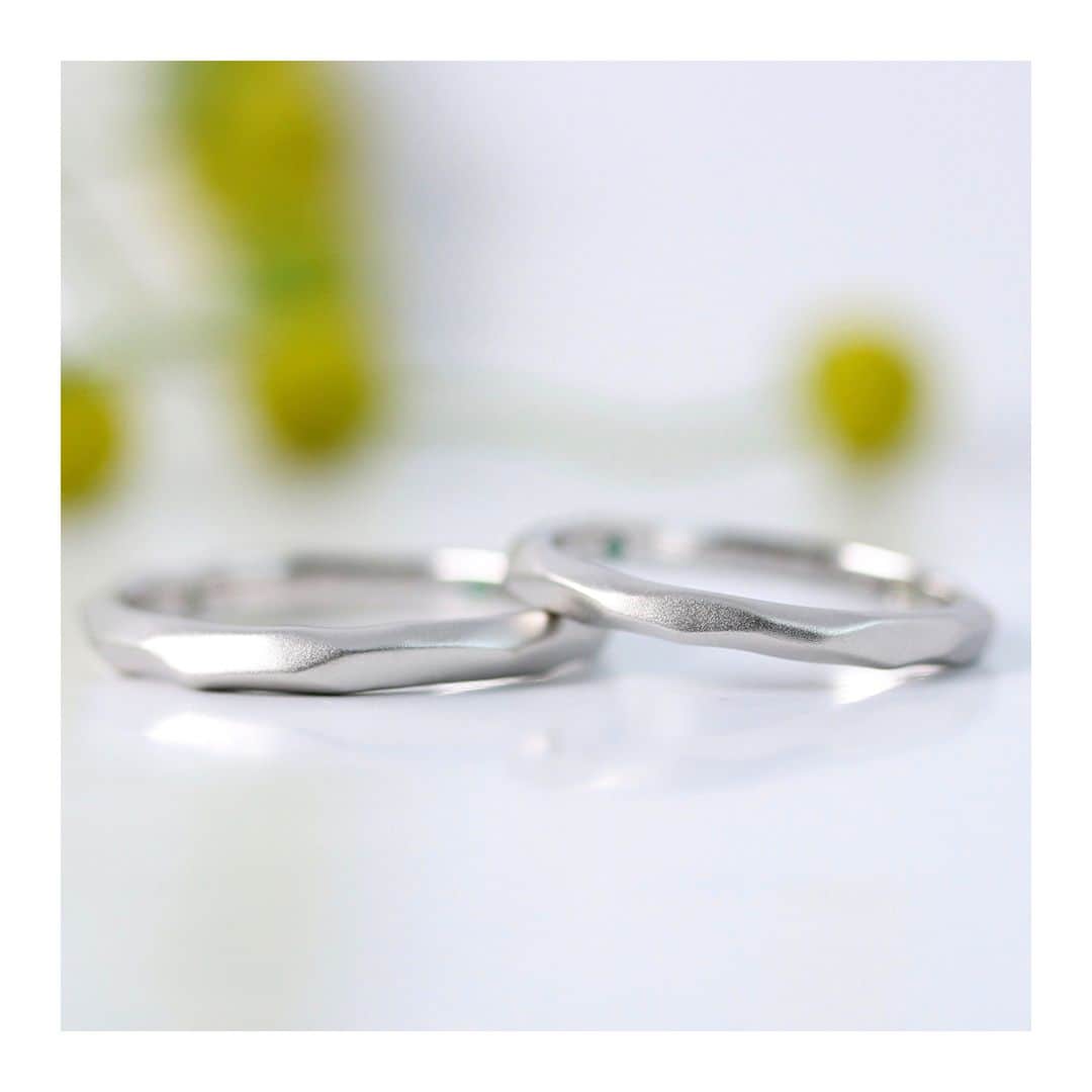 ith / イズ オーダメイド結婚指輪さんのインスタグラム写真 - (ith / イズ オーダメイド結婚指輪Instagram)「シンプルで整ったデザインよりも、手仕事を感じさせる立体的な結婚指輪を選ばれたお二人。  柔らかな多面に、クールで引き締まった印象もプラスしてくれるよう、マットな質感を組み合わせました。  お二人の好みが唯一お揃ったのが、このデザインでしたね。  ここまで辿り着くまでのお時間も含めて、特別な結婚指輪になりそうです。  ▽ 指輪について 結婚指輪(男性)：デザート Pt950：146,000円～  結婚指輪(女性)：デザート Pt950：131,000円〜  ***** ith公式アカウント情報 *****  【WEB🔗】 @ith_marriage TOPへ 　☞ プロフィールURLをタップ  【ハッシュタグ🕊】 #イズマリッジ  *********************************  【 #鍛造リング 🔨】 #シャンパンゴールド も選べる 職人の手で鍛え上げた高密度のお仕立て  【 #ライフスタイルジュエリー 】 さりげなく毎日を彩るジュエリー ith ECストア ☞  @ith_jewelry   #結婚指輪 #マリッジリング  #大阪 #梅田 #プラチナ #カスタマイズ #オーダーメイド #オーダーメイドリング  #結婚指輪探し #結婚指輪選び #結婚指輪オーダー #手仕事 #指輪選び #指輪探し #婚約 #プロポーズ #結婚準備 #プレ花嫁 #花嫁準備 #ゴールドリング  #ダイヤモンド #2023夏婚 #2023秋婚 #2023冬婚  #2024春婚 #関西花嫁  お問い合わせコード：18707」5月7日 21時35分 - ith_marriage