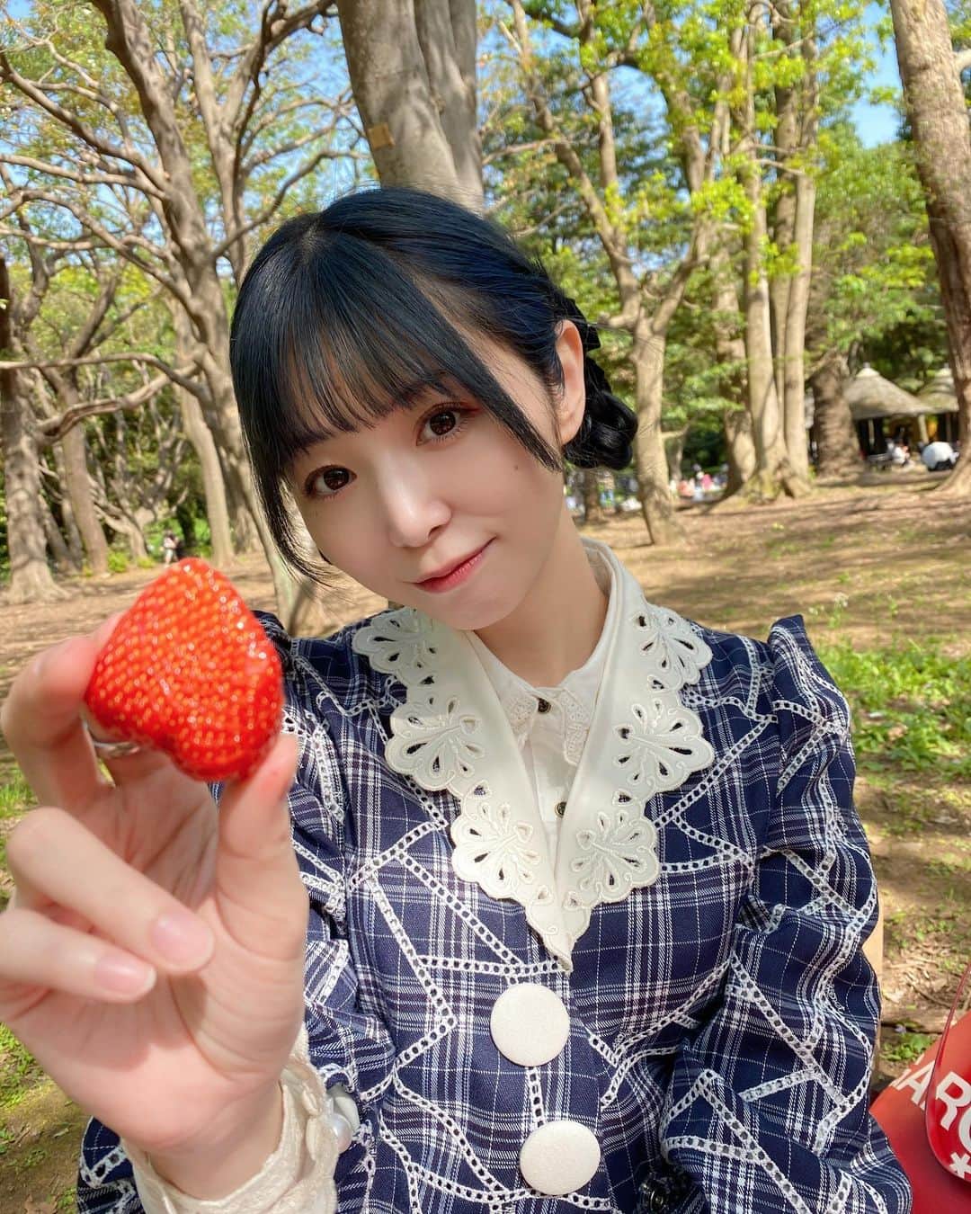 大場はるかのインスタグラム：「「いいよぉ、かあいい」 「そのままいちごこっちに突き出してぇ」 「うーん、かあいい」  ピクニックで滝口カメラマンが エロカメラマンだった」