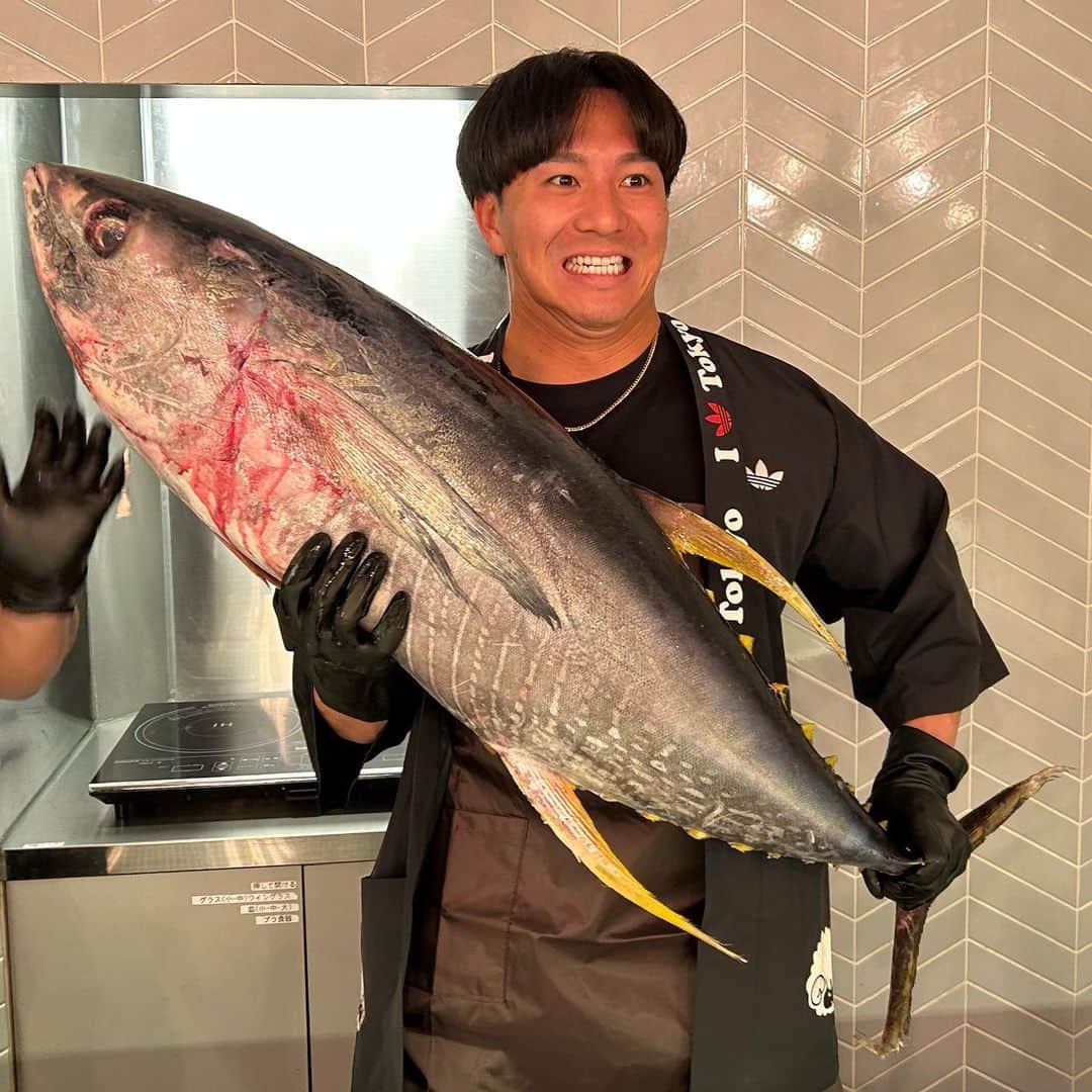 堀米航平のインスタグラム：「.  特大キハダマグロを急遽捌きました🐟  マグロを捌くのは2回目だけど、こんなにデカいのは初めて。  @yo_hey44 ←釣った人。  次回はみんなにも食べてもらいたい  捌いてるところはYouTubeにもアップしてるので是非  https://youtu.be/vYi7qEL-xrE  #マグロ」