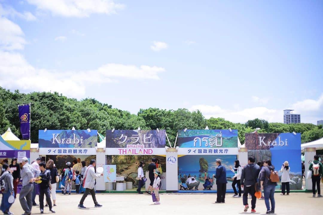 タイ国政府観光庁さんのインスタグラム写真 - (タイ国政府観光庁Instagram)「. タイフェス大阪会場からおはようございます☀️ᐝ  📣毎年恒例の人気イベントが、今年も大阪で開催されます！  5月13(土)・14日(日)に、京橋駅前特設会場で行われる、「第20回タイフェスティバル大阪 2023」🕊  日本にいながらタイの魅力が深く知れると、毎年大勢にご来場いただいている人気イベントです🫶  今年はタイ舞踊やムエタイエキシビション披露の他、人気急上昇中のBL俳優ソングロット・グンラチャットと有名な作品を手がけてきたプロデューサーのアーム・アヌソーン氏がなんと、生出演！😍 JUGSAW所属のアーティスト、ジェイジェイ・ジュンラチャックとペニーによるT-POPコンサートなどステージイベントが見逃せません🤩  会場内では、本場のタイグルメやショッピングが楽しめたり、大人気の抽選会では、「関空⇔バンコク往復航空券」が各開催日に当たる豪華賞品が用意されています！！😍  みなさまと一緒に、タイを楽しみタイ……!! ❤️🤍💙　ご来場お待ちしております☺️🙏  今日も素敵な1日をお過ごしください💐  ★参考になった！と思ったら、あとで見返せるように、 画像右下にある保存ボタン🔖をタップ！  ＊掲載写真は過去開催時の様子となります。  #タイ #タイフェス大阪 #タイフェス大阪2023 #タイフェスティバル大阪 #タイフェス #タイフェスティバル #タイ料理 #タイカルチャー #タイ文化 #タイ伝統 #タイ舞踊 #タイ音楽 #はじめてのタイ #タイを知りつくす #タイ旅行 #旅好きな人と繋がりたい #旅行好きな人と繋がりたい #海外旅行 #thailand #thaifes #thaifesosaka #thaifestival #thaiculture  #thainess #amazingthailand #thailandtravel #thailandtrip #thaistagram #lovethailand #amazingnewchapters」5月8日 8時00分 - amazingthailandjp