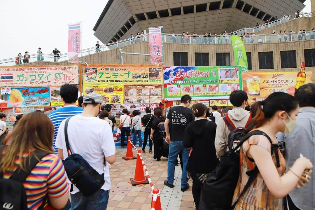 タイ国政府観光庁さんのインスタグラム写真 - (タイ国政府観光庁Instagram)「. タイフェス大阪会場からおはようございます☀️ᐝ  📣毎年恒例の人気イベントが、今年も大阪で開催されます！  5月13(土)・14日(日)に、京橋駅前特設会場で行われる、「第20回タイフェスティバル大阪 2023」🕊  日本にいながらタイの魅力が深く知れると、毎年大勢にご来場いただいている人気イベントです🫶  今年はタイ舞踊やムエタイエキシビション披露の他、人気急上昇中のBL俳優ソングロット・グンラチャットと有名な作品を手がけてきたプロデューサーのアーム・アヌソーン氏がなんと、生出演！😍 JUGSAW所属のアーティスト、ジェイジェイ・ジュンラチャックとペニーによるT-POPコンサートなどステージイベントが見逃せません🤩  会場内では、本場のタイグルメやショッピングが楽しめたり、大人気の抽選会では、「関空⇔バンコク往復航空券」が各開催日に当たる豪華賞品が用意されています！！😍  みなさまと一緒に、タイを楽しみタイ……!! ❤️🤍💙　ご来場お待ちしております☺️🙏  今日も素敵な1日をお過ごしください💐  ★参考になった！と思ったら、あとで見返せるように、 画像右下にある保存ボタン🔖をタップ！  ＊掲載写真は過去開催時の様子となります。  #タイ #タイフェス大阪 #タイフェス大阪2023 #タイフェスティバル大阪 #タイフェス #タイフェスティバル #タイ料理 #タイカルチャー #タイ文化 #タイ伝統 #タイ舞踊 #タイ音楽 #はじめてのタイ #タイを知りつくす #タイ旅行 #旅好きな人と繋がりたい #旅行好きな人と繋がりたい #海外旅行 #thailand #thaifes #thaifesosaka #thaifestival #thaiculture  #thainess #amazingthailand #thailandtravel #thailandtrip #thaistagram #lovethailand #amazingnewchapters」5月8日 8時00分 - amazingthailandjp