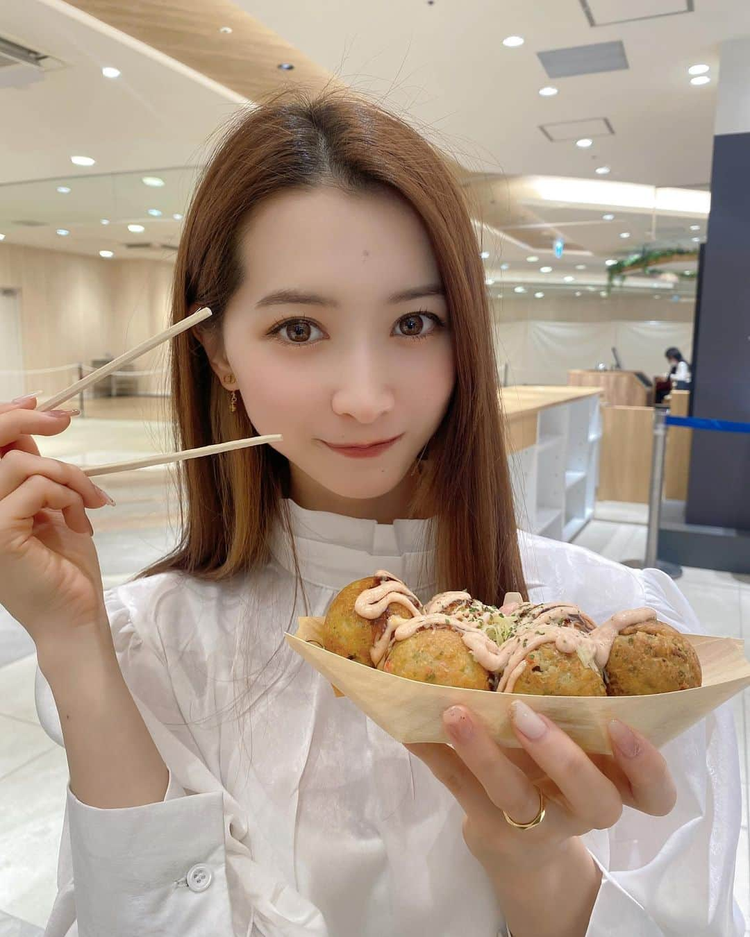 スカイMKのインスタグラム：「お久しぶりです😍 GWは楽しめましたか？？🙌🏼  大阪が恋しい〜🤤💗 今のところ月に1回はタコパしてます🐙  ※5/10〜19は大阪帰省します🥰 枠残りわずかですがお気軽にDM下さい🥹  ----------------------------------------- "ご縁に感謝し、全力でお仕事させて頂きます🌹"  サロモ、アパレル、ブライダル、広告、映像、その他(ご相談下さい)お引き受けいたします🌻  お気軽にDMお待ちしております♡ (全国遠征可✈️)  ストーリーハイライトにもデータ少し残しております📸」