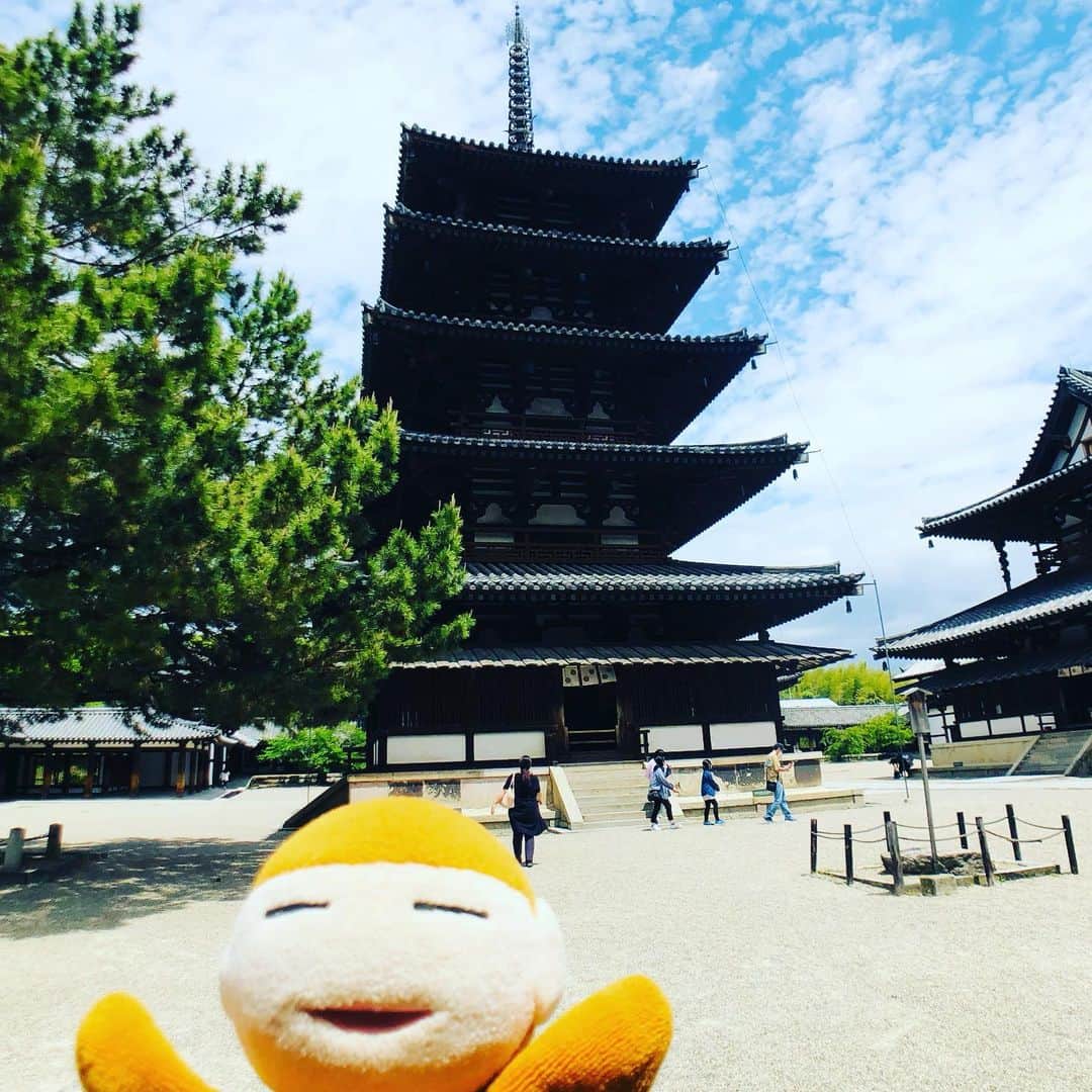 水谷さるころのインスタグラム：「せっかくなので、と法隆寺へ。中学生のころ修学旅行できた気がするけど全く覚えてない…。そして、法隆寺は世界遺産なのに…人が少ない…。中学生のころ、夢殿には行った気がする。聖徳太子の一万円札って夢殿無かったっけ？　と思ったら透かしに入ってるらしい。鐘の音がしたのでテンション上がった。お昼ごはん食べてて古墳行こうってなって行きたい古墳がありすぎて法隆寺行ってる場合ではなかったかもと思いつつ慌てて車へ。　#2023GW大阪」