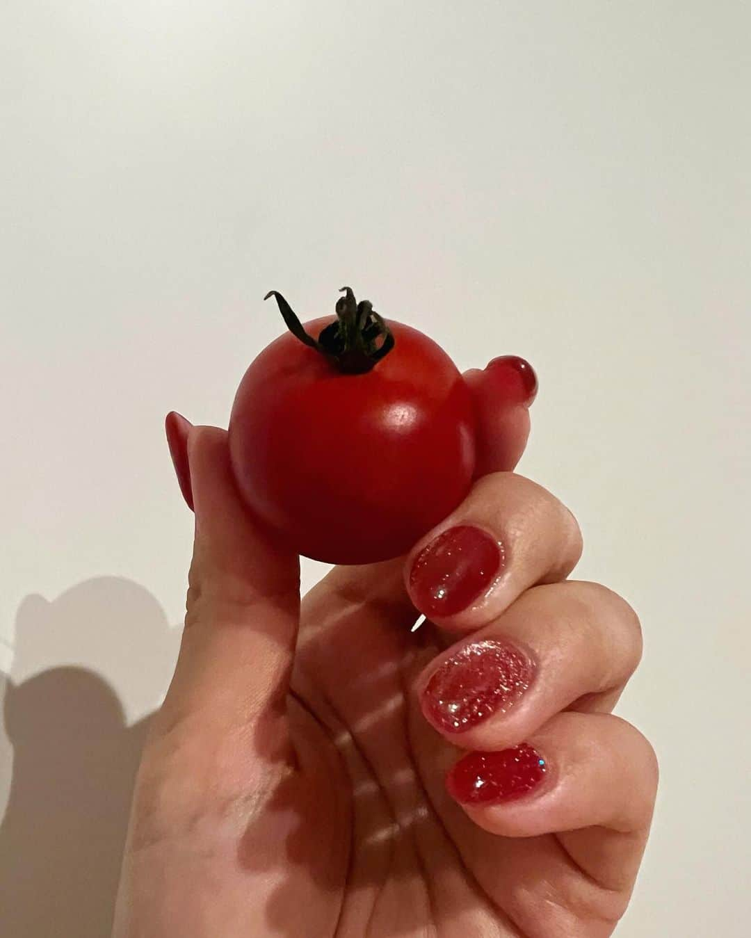 稲場愛香さんのインスタグラム写真 - (稲場愛香Instagram)「🍅🍅🍅 ⁡ ミニトマトみたいなネイル🫶🏻 ⁡ ⁡ #ジェルネイル #nail #マグネットネイル  #ワンカラーネイル #赤ネイル #トマトネイル  #元々好きだと思ってたけど私ってトマト大好きなんじゃんって最近気が付きました 笑 #稲場愛香」5月7日 21時30分 - manaka_inaba.official