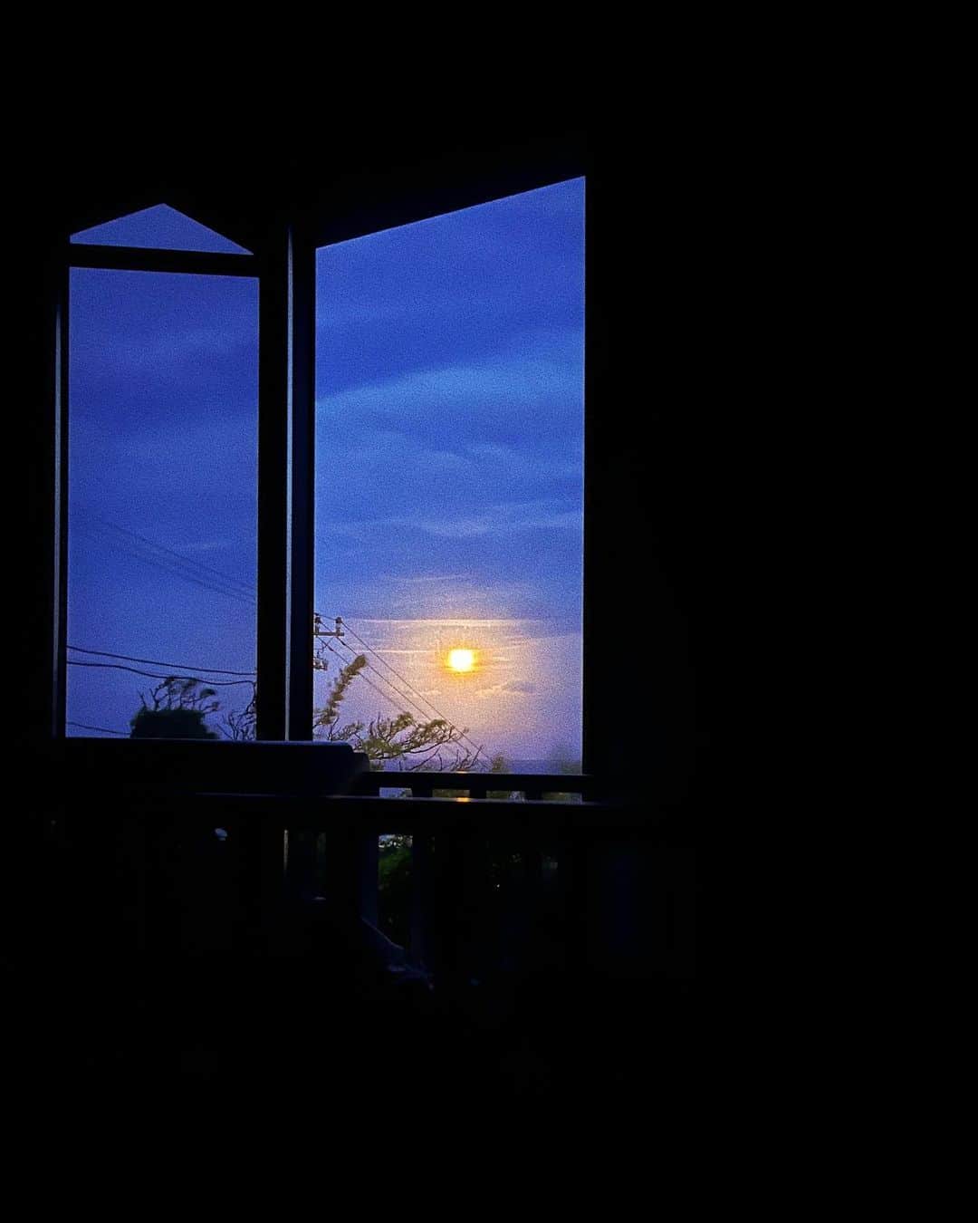 宇藤えみのインスタグラム：「会津から帰ってきて疲れてみんな爆睡 女組AM4:00目が覚める。 すごい満月でした🌕  満月と我が家の月灯りたち。 2.#イサムノグチ  3. @gullam_life_arts で買った月のキャンドル 4. @sen_kyoto の照明 #暮らし」
