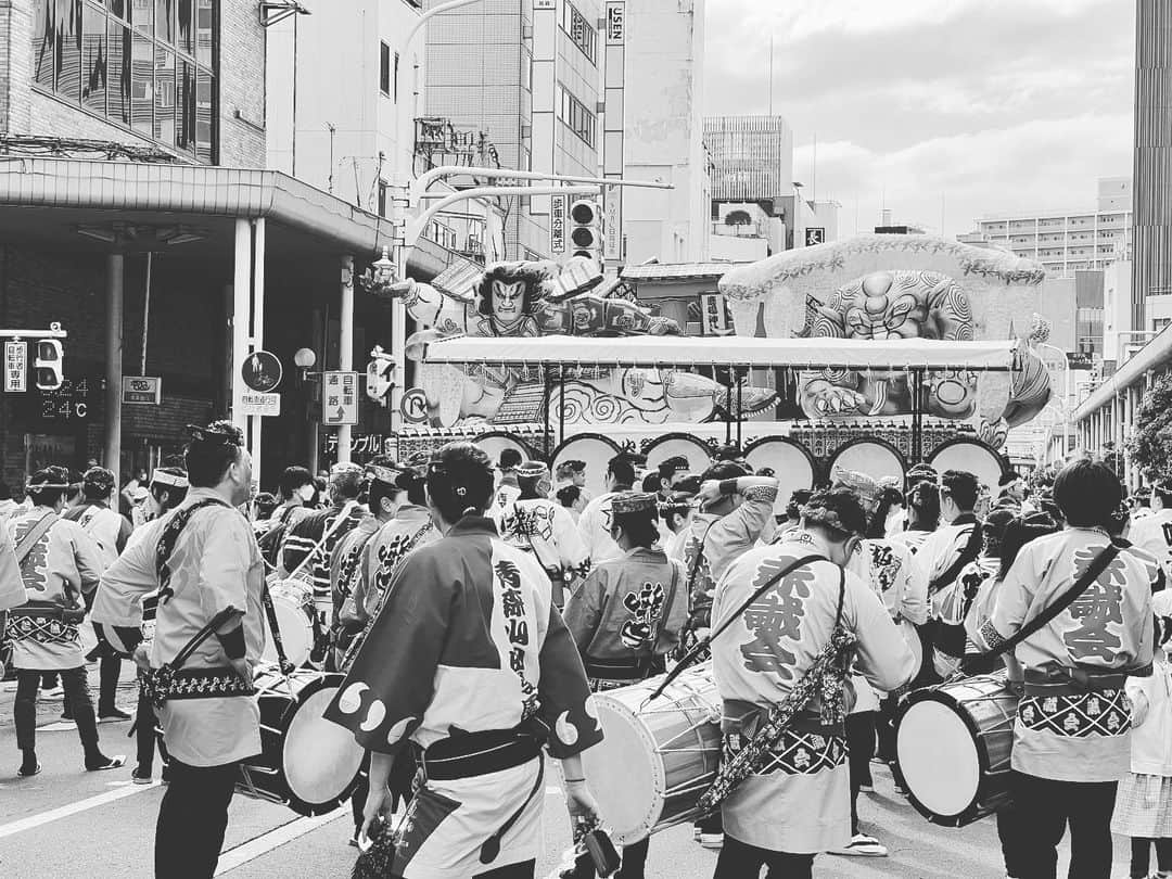 あべこうじさんのインスタグラム写真 - (あべこうじInstagram)「ㅤㅤㅤㅤㅤㅤㅤㅤㅤㅤㅤㅤㅤ　 祭りで涙こぼす人なんだけど、、、 みんなもそーだよね？www ㅤㅤㅤㅤㅤㅤㅤㅤㅤㅤㅤㅤㅤ #ねぶた #よさこい #ゴールデンウィーク #コラボ #旗 #ハッピィ #感謝 #青森」5月7日 21時30分 - abe_happy