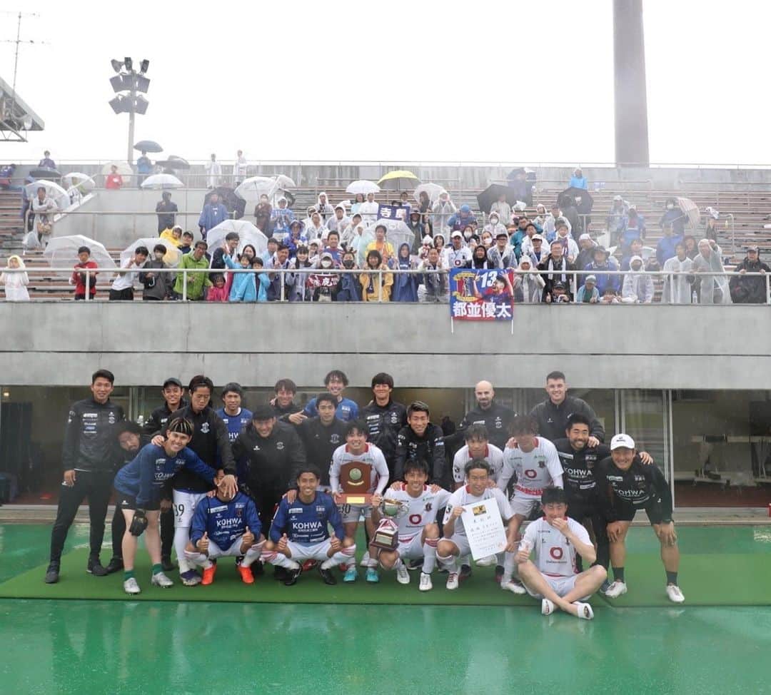 のインスタグラム：「天皇杯奈良県予選決勝を勝利し、天皇杯出場の切符を掴み取ることができました！  今シーズンこれまでのリーグ戦でスタメンでの出場機会が少ないメンバーで構成された今日の試合。  難しい状況や課題も多く見つかった試合だったけど、しっかり勝利を掴み取り、みんなで今シーズン一つになって突き進んでいくんだという気持ちを出せた試合だったと思います！  そして、やっぱりサッカー選手として、ピッチの上に立って思いっきりプレーするというのは本当に幸せなこと。  自分含め一人一人がそれを改めて感じることができたと思うし、ここからさらにチーム内での競争力を上げて、今後のチームの成長に繋げていきます！  #奈良クラブ #天皇杯 #大雨の中 #たくさんのサポーターの方々 #ありがとうございました」