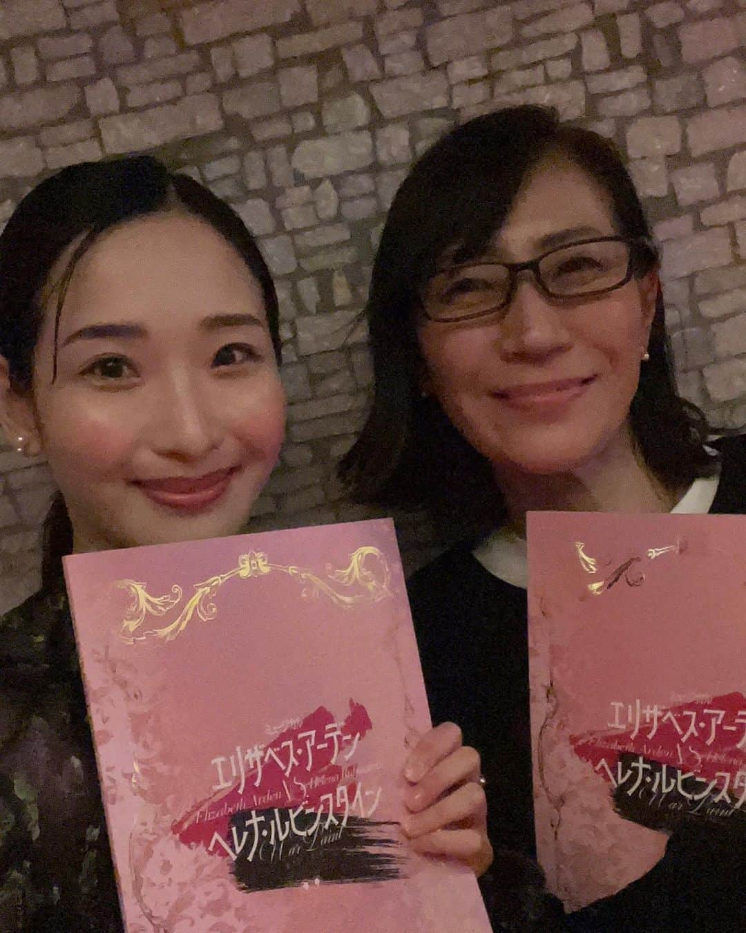 蘭乃はなさんのインスタグラム写真 - (蘭乃はなInstagram)「#エリヘレ  明日海りおさんご出演の舞台 「エリザベス・アーデンvsヘレナ・ルビンスタイン」の初日を観劇させていただきました！  明日海さんの丁寧なお芝居と美とおちゃめさを堪能した3時間でした…！  W主演の戸田恵子さんも、あんなに小さなお身体から、なぜそんな爆発的なエネルギーが？！と思うほど魅力的でした。めちゃくちゃカッコよかった…！  衣裳デザイナーの十川ヒロコさんにお会いできました☺︎十川さんのお衣裳が全て美しく可愛くオシャレでした。時代の移り変わりによる服装の変化も楽しく、ファッション史好きとしてはかなり痺れました！ 映画「TOKYO RED 鉛丹」では私も十川さんデザインの衣裳を着用しています。  作品・出演者の皆様・各セクションから「仕事の美学」「人生の美学」がビシビシ刺さりまくるミュージカルでした！  是非みなさんにもご覧いただきたい☺︎  そして今晩もお肌のお手入れがんばろうっと♪  #明日海りお さん #戸田恵子 さん #エリザベスアーデン  #ヘレナルビンスタイン   #十川ヒロコ さん」5月7日 21時44分 - rannohana_official