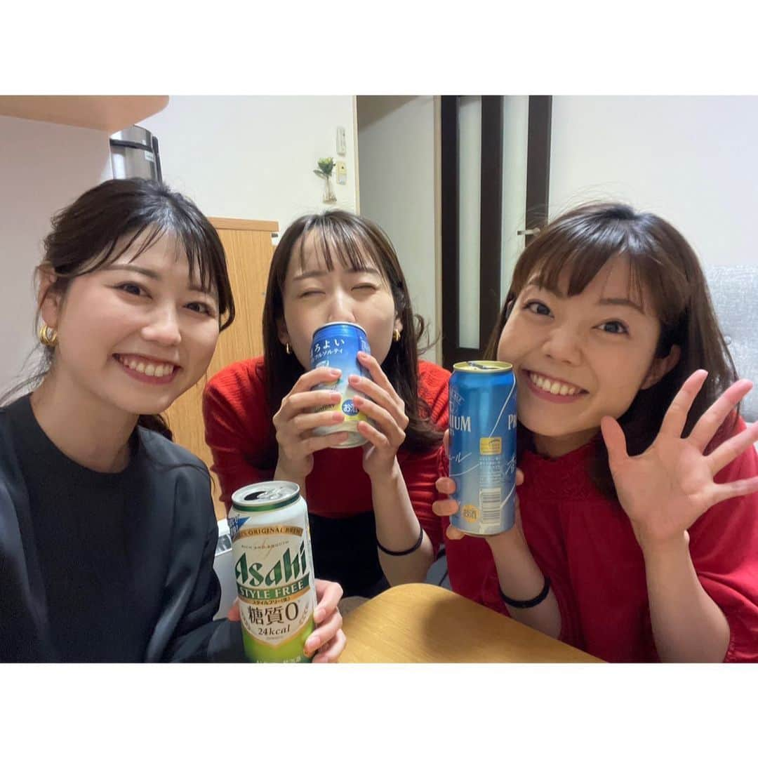 河村綾奈のインスタグラム：「水曜日。 イマナマ！終わりにおうちでご飯会をしました☺️  手狭ながら、文句ひとつ言わず終始嬉しそうにしていてくれた田村ちゃん、 いつでもどこでも戦友なトークが出来ちゃう夕希ちゃんと。 あっという間に時間が過ぎて、まだまだ話し足りない気がしながらの解散となりました🤦🏻‍♀️笑  お店で食べる方がもちろん美味しいに決まってるけど、 おうちでわいわい食べるのもいいものですよね〜🥰 来てくれた2人に感謝です🍀」