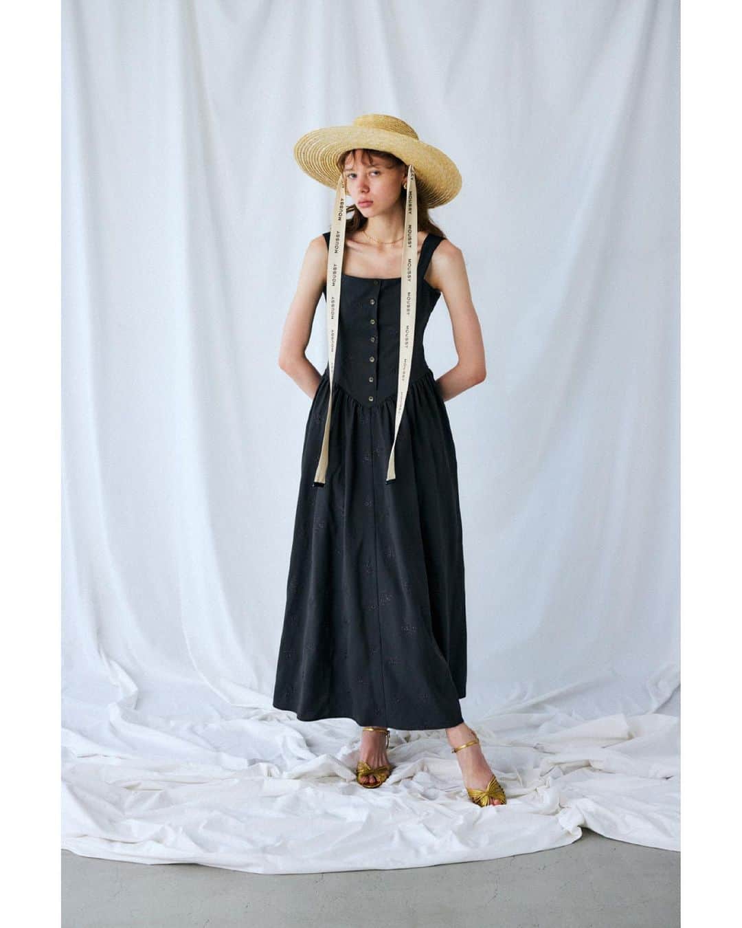 のインスタグラム：「EST & ONLINE STORE LIMITED COLLECTION  LUMINE EST LIMITED COLLECTION ・CORSET DESIGN DRESS(010GSK30-1820) 5月18日(木)よりMOUSSYルミネエスト新宿店にて限定発売開始  ONLINE STORE & LUMINE EST LIMITED LETTERING SERIES ・LETTERING RIBBON BOATER HAT(010GST51-1870) ・LETTERING RIBBON BAG(010GST51-1880) ZOZOTOWNにて先行予約販売中 SHEL'TTER WEBSTOREでは5月11日(木)、MOUSSYルミネエエスト新宿店では5月18日(木)より限定発売開始  #MOUSSY」