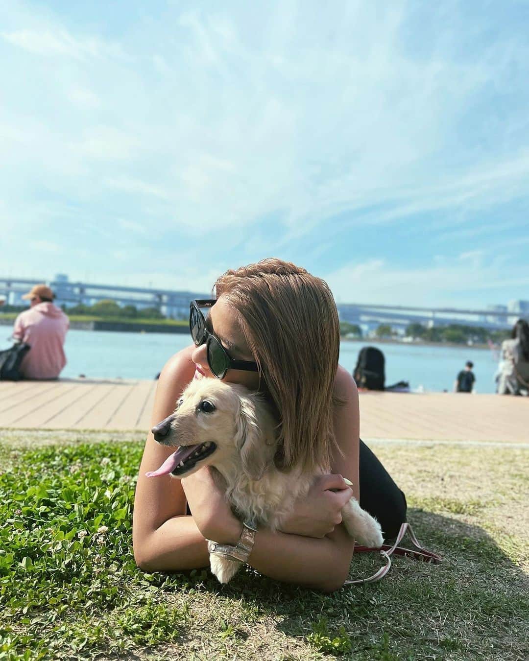 MARINのインスタグラム：「❤️  まりめるコンビです👱🏿‍♀️❤️🐶笑  大好きめるこ🐶🩷🩵 これからもいっぱい遊ぼうね😚✌🏿  #私服 #私服コーデ  #本日のコーデ #大人コーデ #シンプルコーデ #ファッション #おしゃれ #カジュアル #キレイめ #ビジョビ #夏服 #夏 #ギャル #筋トレ #筋トレ女子 #ダイエット #ハイトーンボブ #ハイトーンカラー #セットアップ #肉フェス #お台場 #犬すたぐらむ #カニヘンダックス」